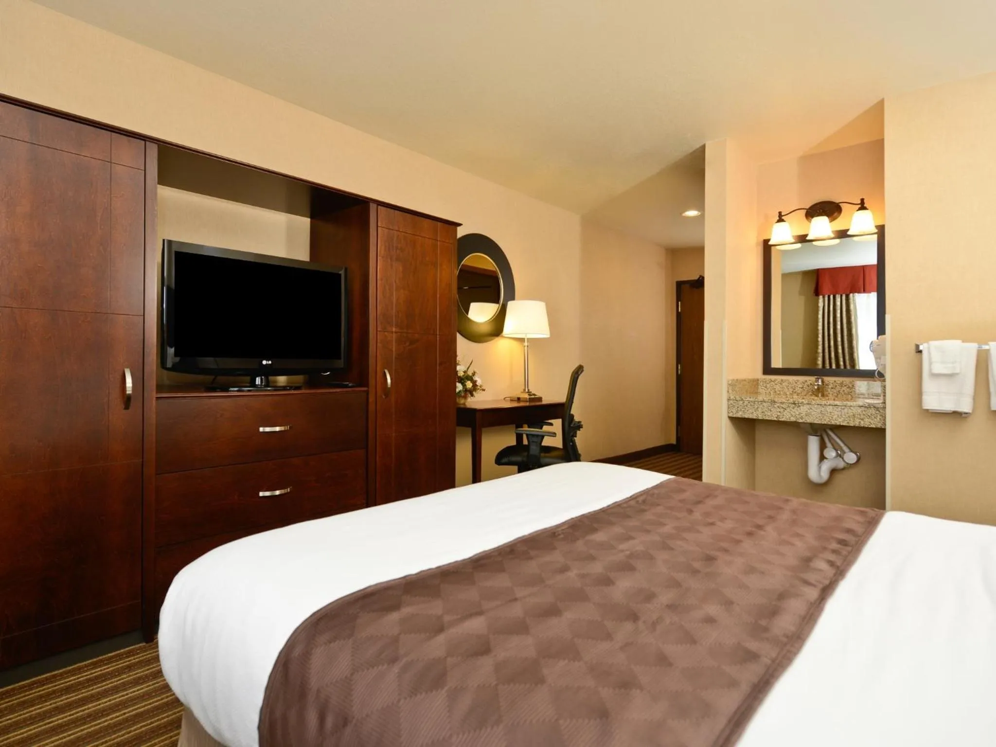 TV and multimedia, Bed in Yellowstone West Gate Hotel