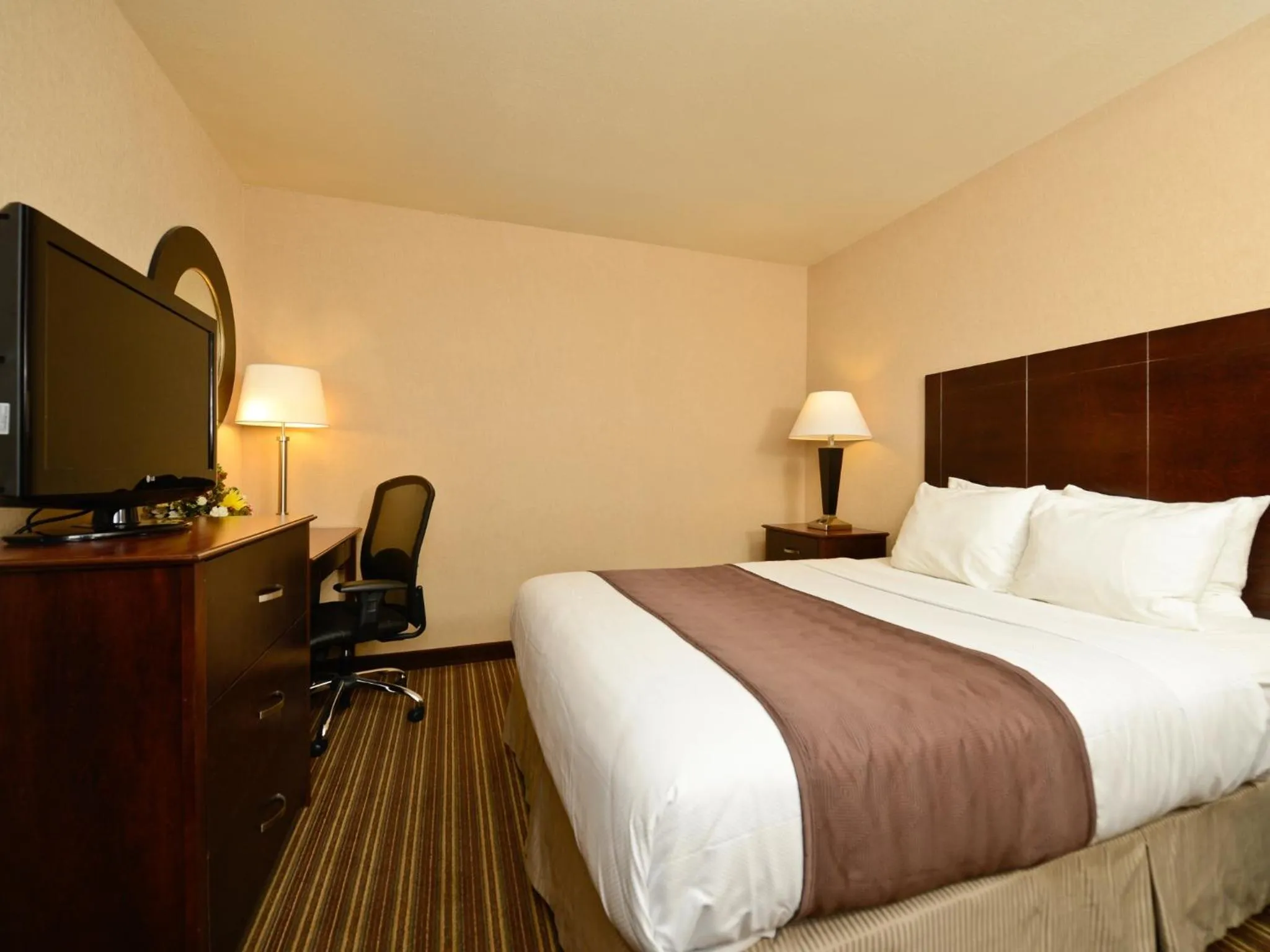 Photo of the whole room, Bed in Yellowstone West Gate Hotel