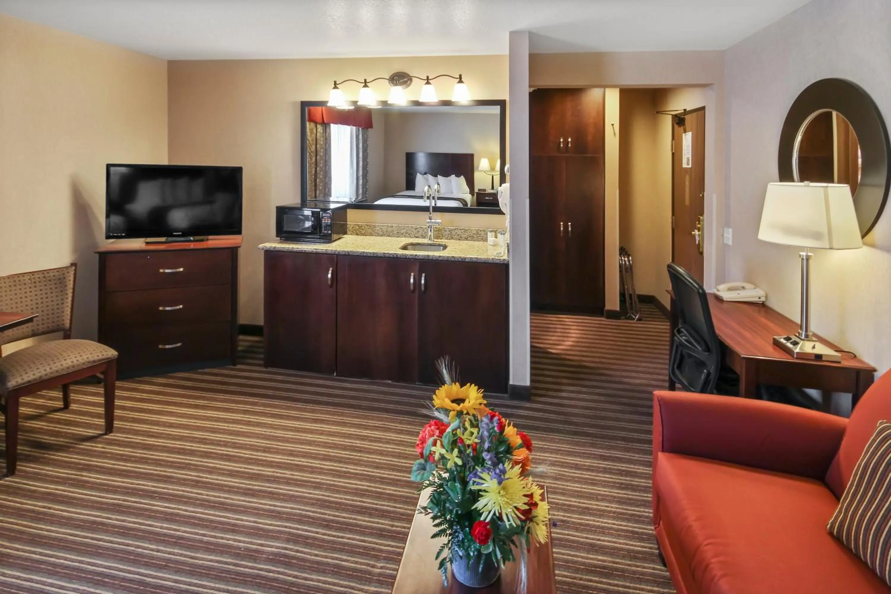 TV and multimedia in Yellowstone West Gate Hotel