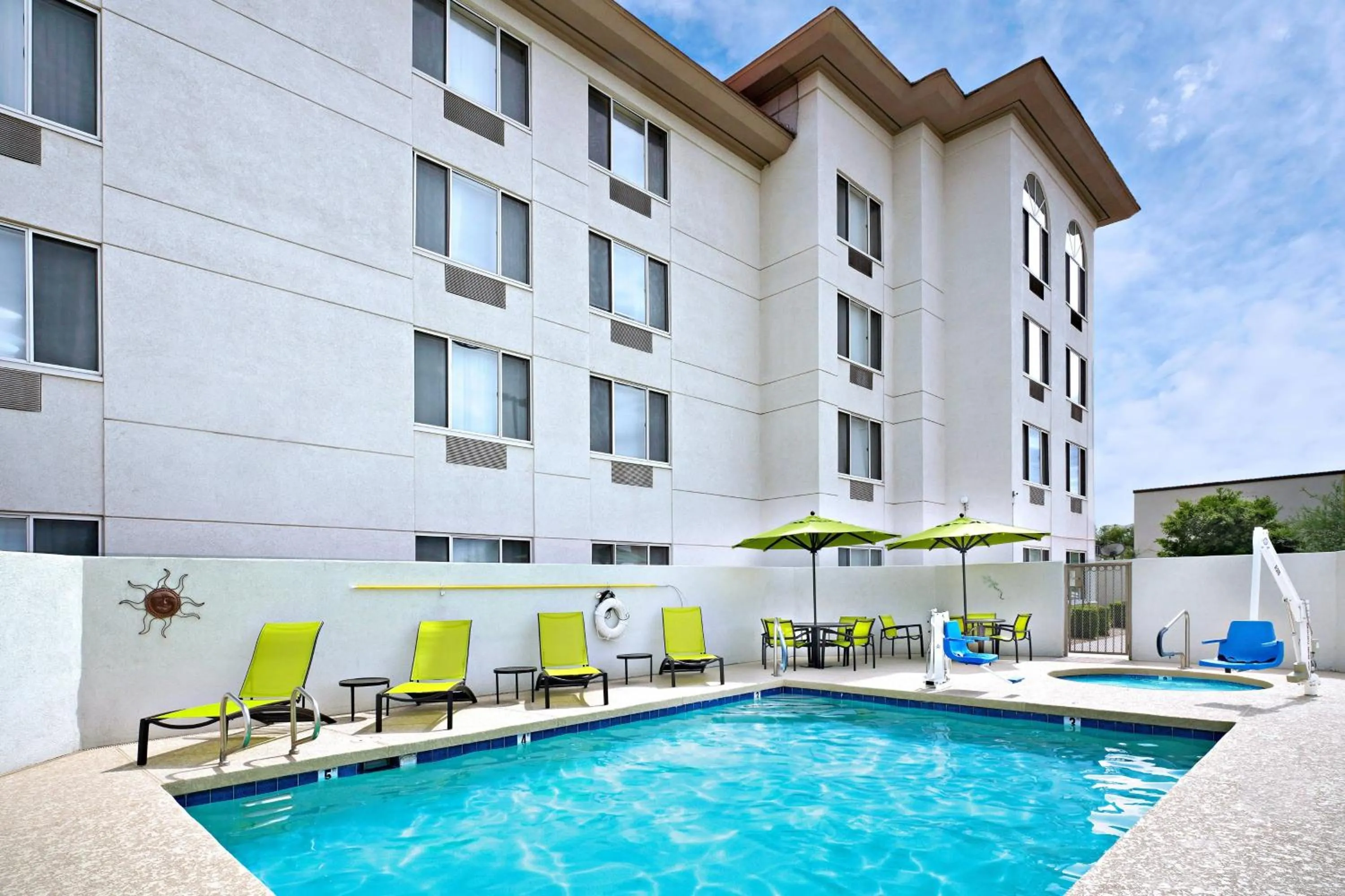 Swimming pool in SpringHill Suites Phoenix Glendale/Peoria