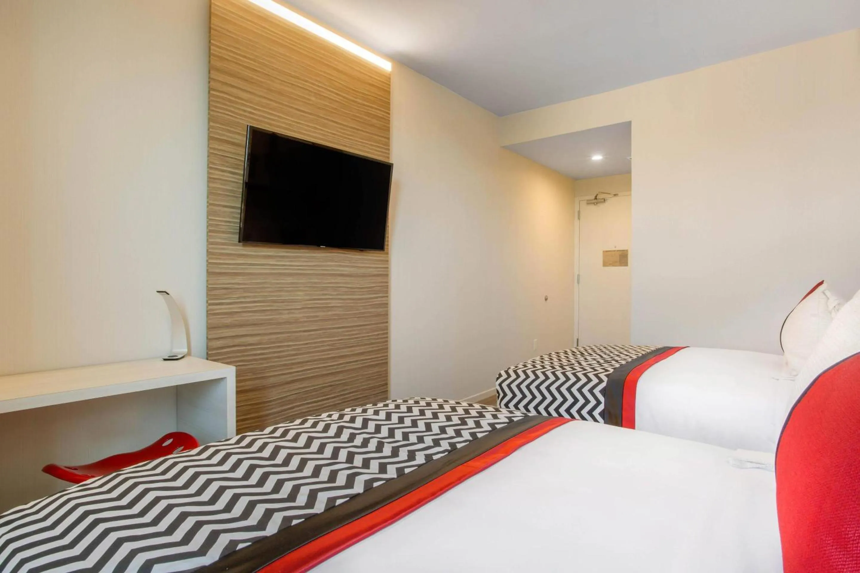 Bedroom, Bed in Insignia Hotel Brooklyn, an Ascend Collection Hotel