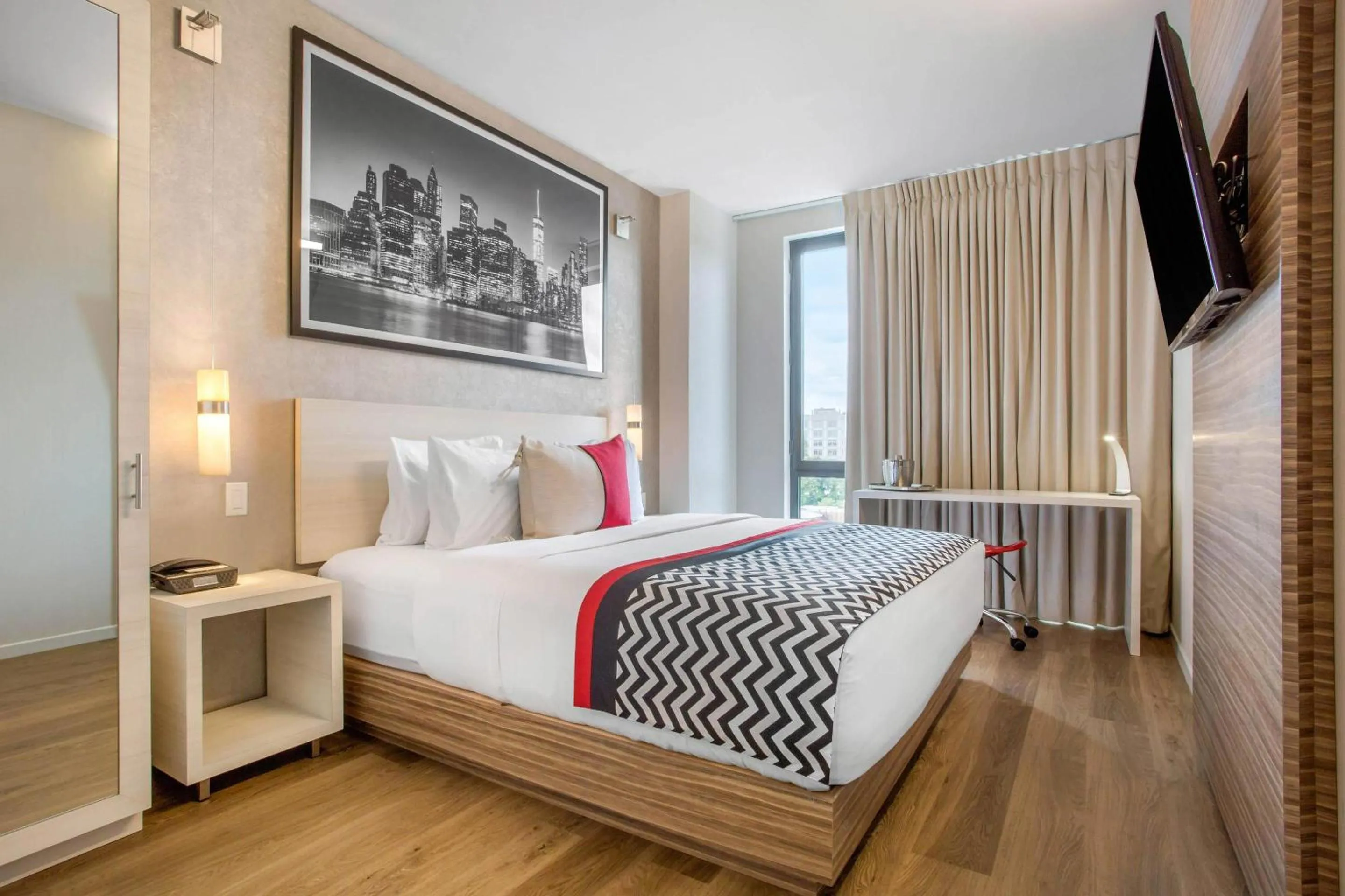 Bedroom, Bed in Insignia Hotel Brooklyn, an Ascend Collection Hotel