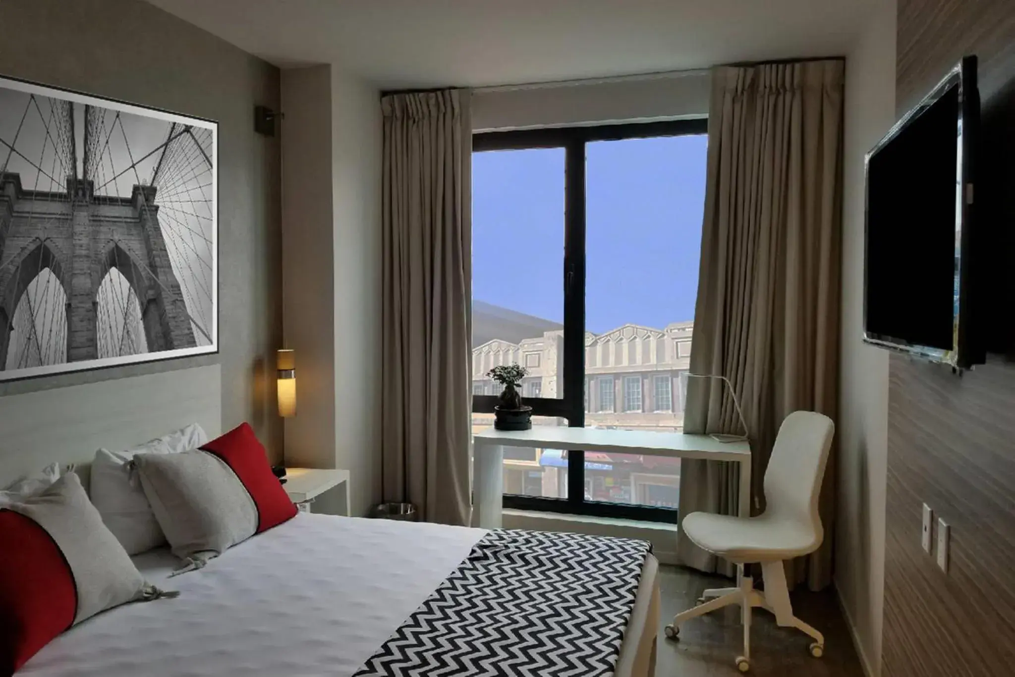 Queen Room - Disability Access/Non-Smoking in Insignia Hotel Brooklyn, an Ascend Collection Hotel Queen Room - Disability Access/Non-Smoking in Insignia Hotel Brooklyn, an Ascend Collection Hotel