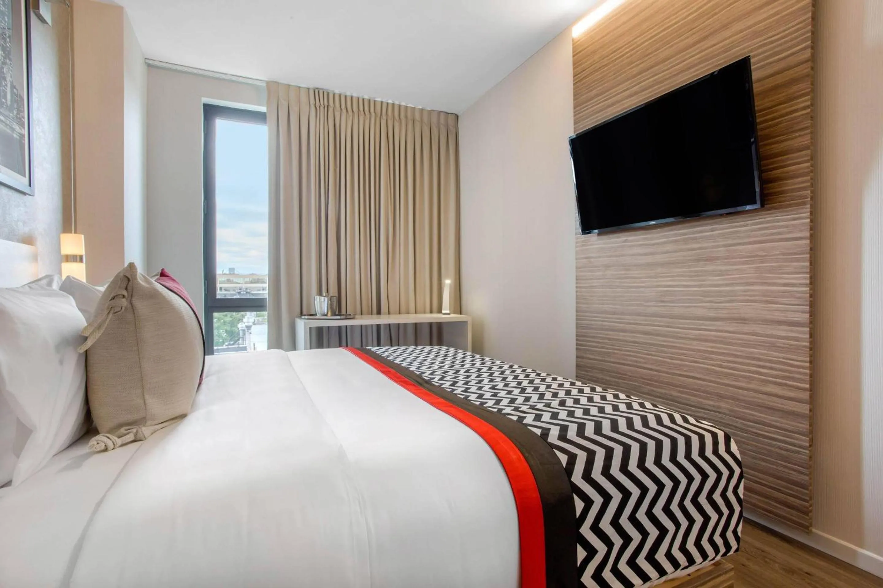 Bedroom, Bed in Insignia Hotel Brooklyn, an Ascend Collection Hotel