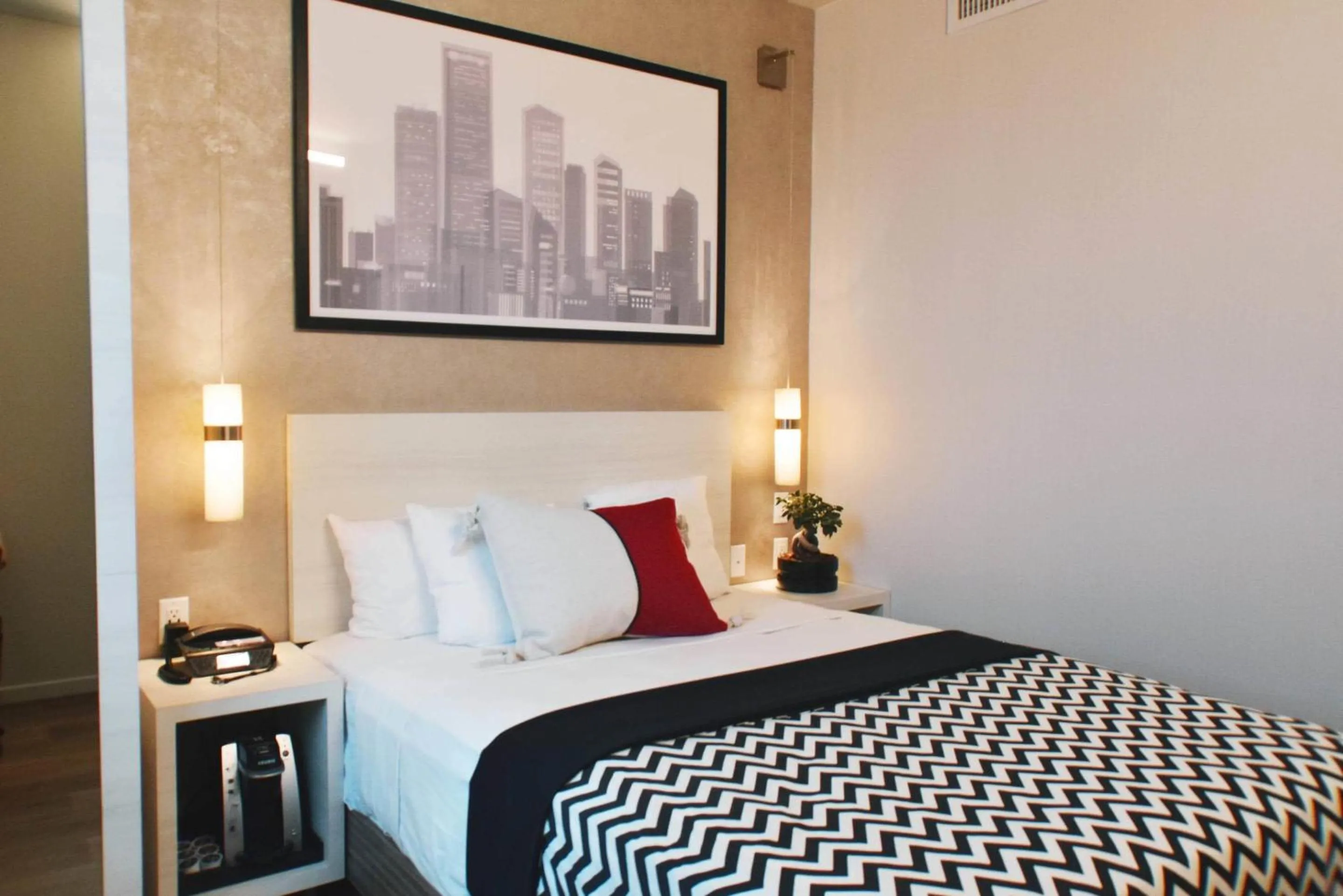 Bedroom, Bed in Insignia Hotel Brooklyn, an Ascend Collection Hotel