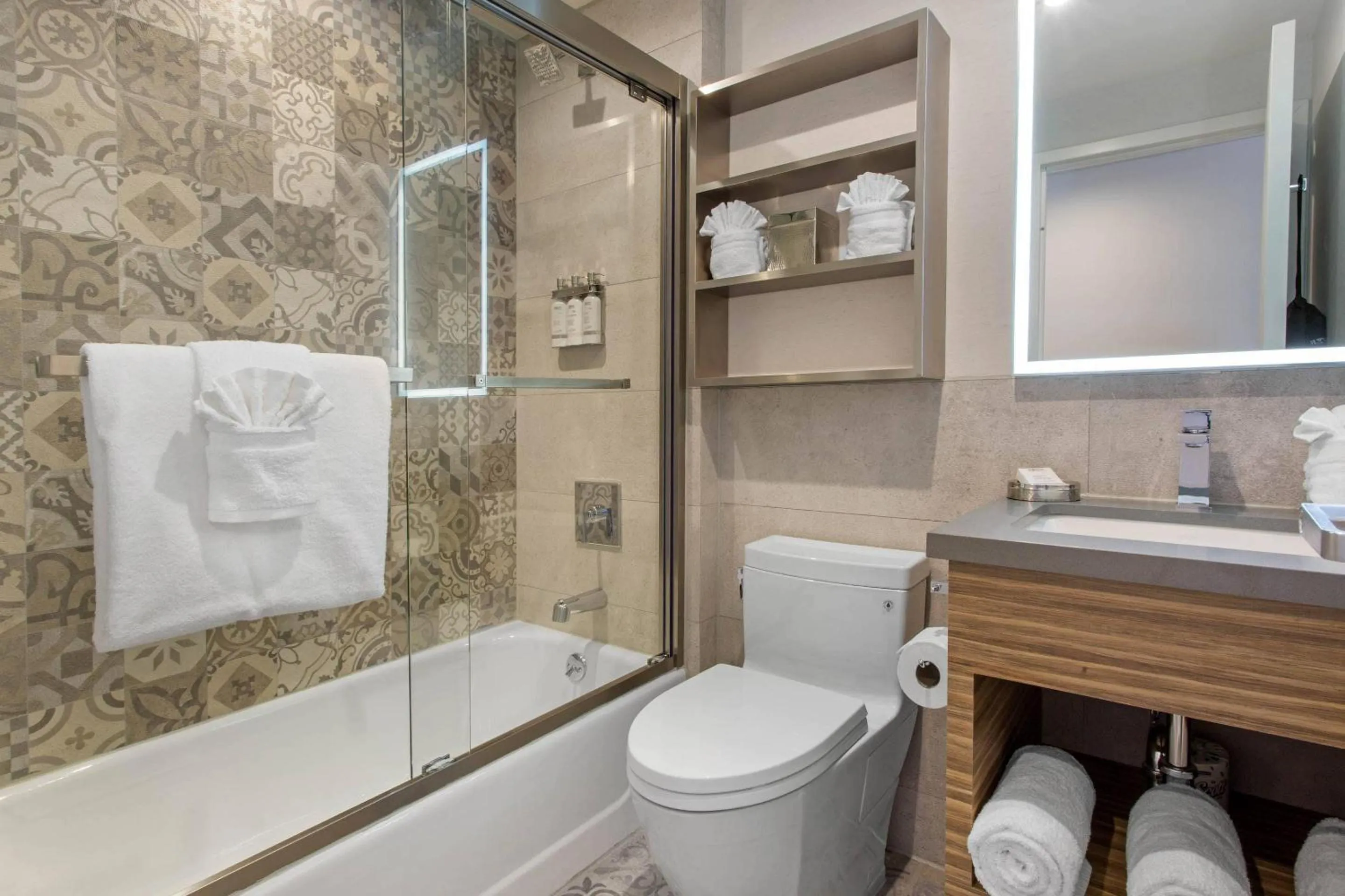 Bedroom in Insignia Hotel Brooklyn, an Ascend Collection Hotel