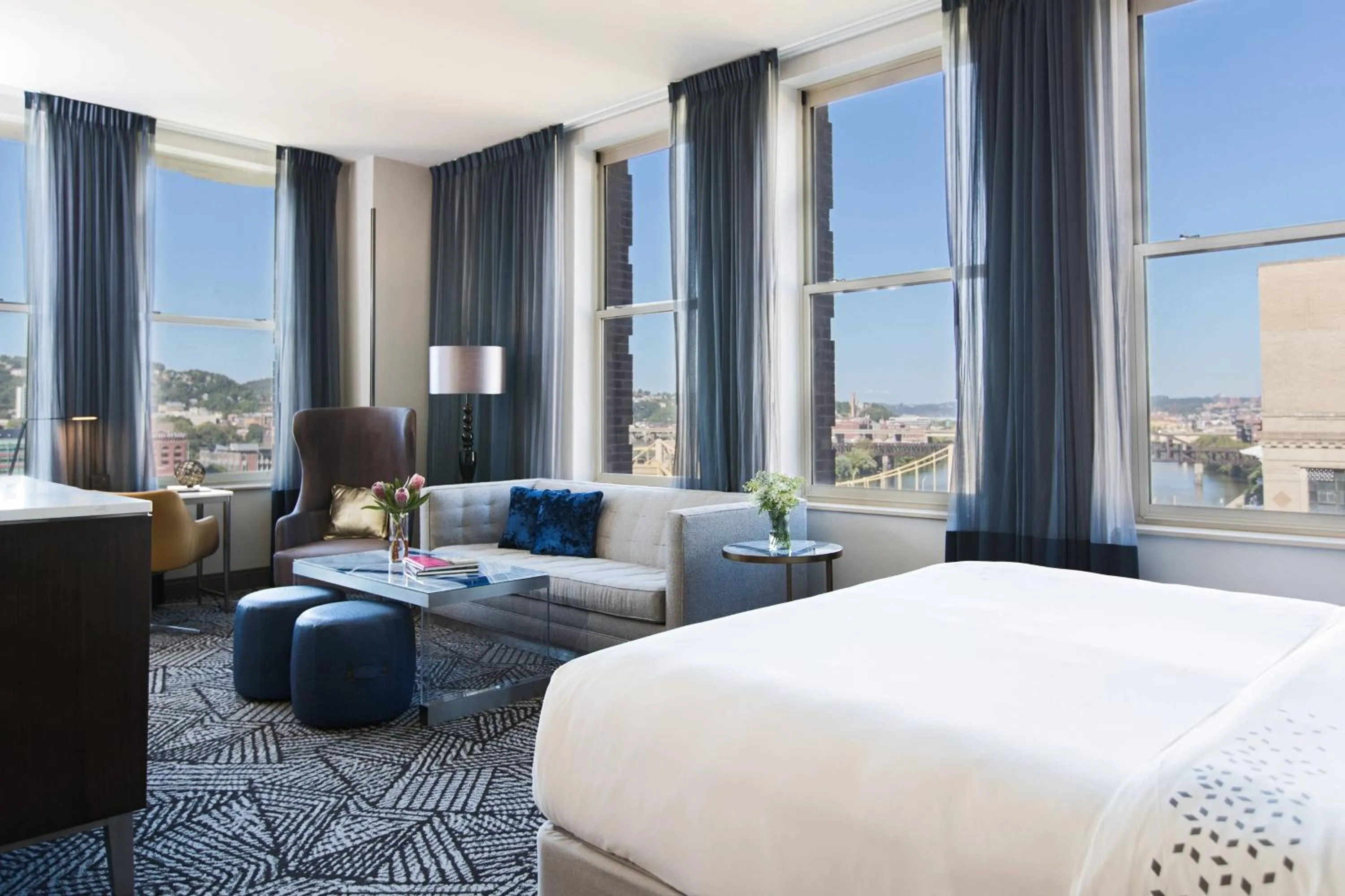 Bedroom, Bed in Renaissance Pittsburgh Hotel