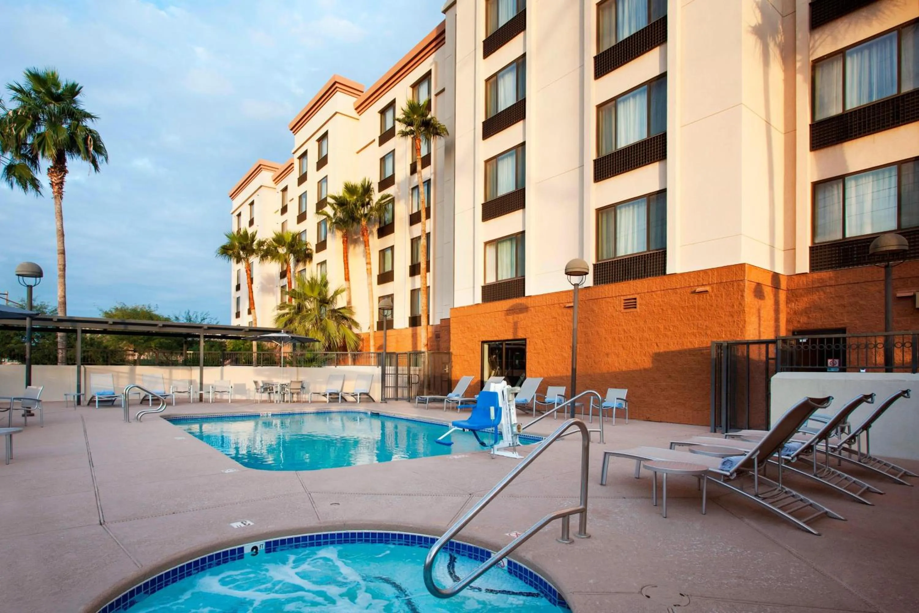 Swimming pool in SpringHill Suites Phoenix Tempe Airport