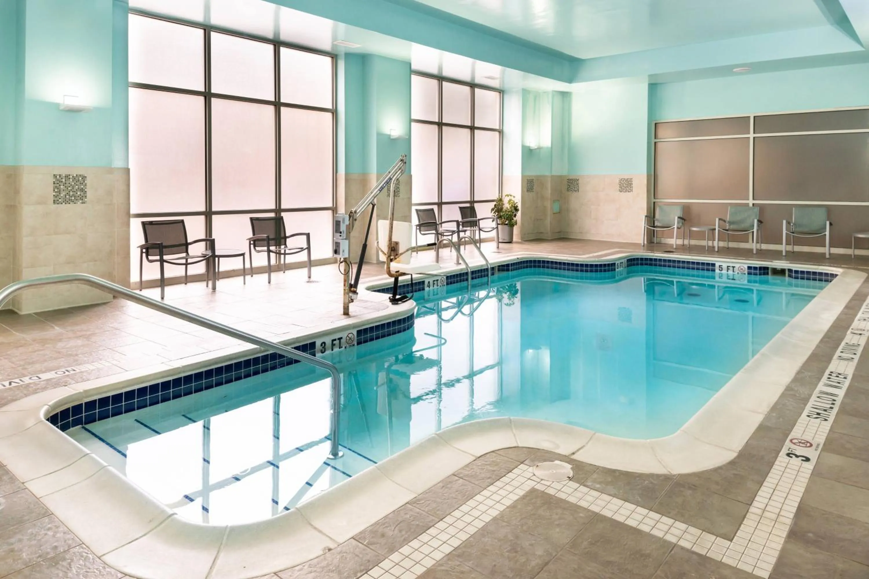 Swimming pool in SpringHill Suites by Marriott Pittsburgh North Shore