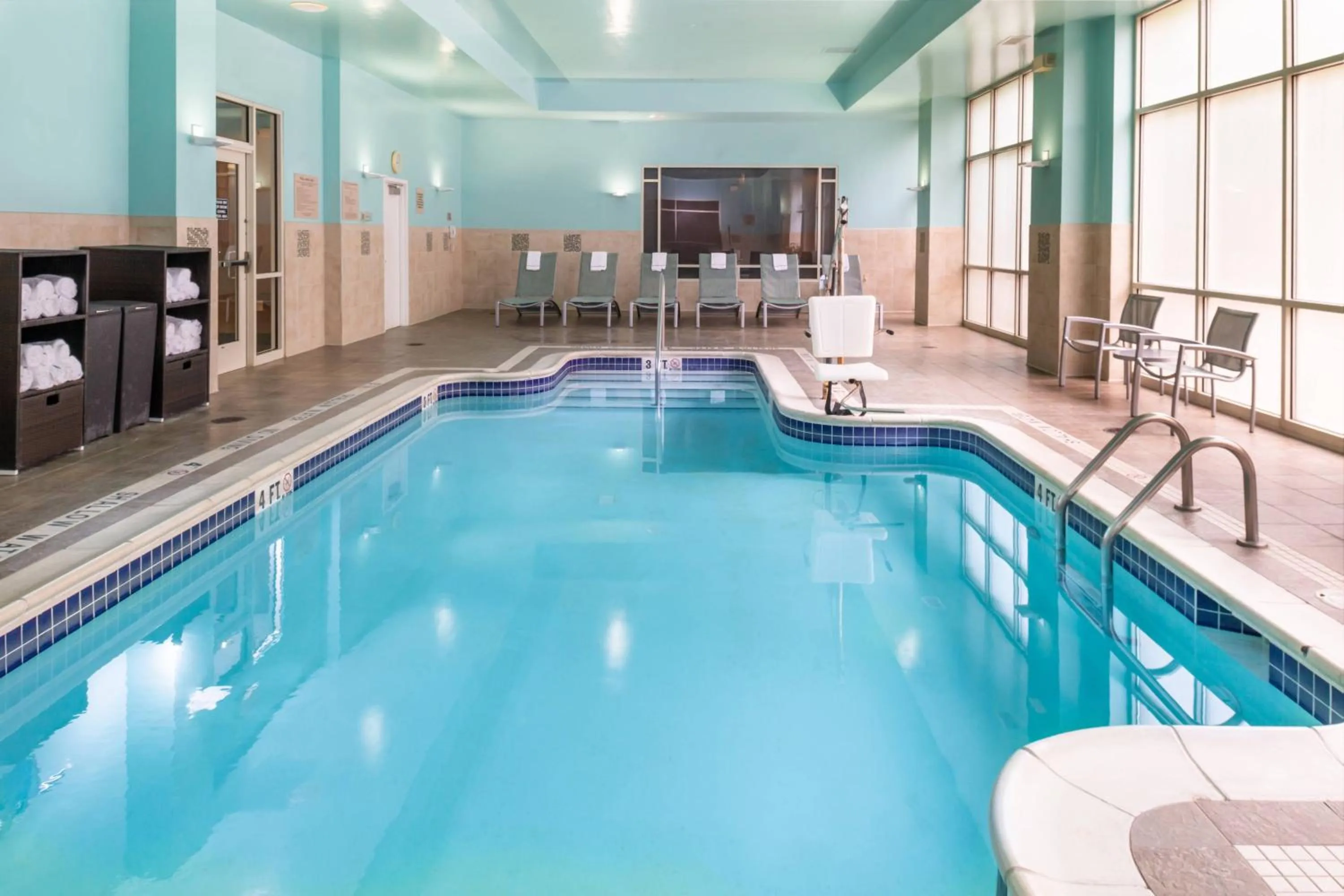 Swimming pool in SpringHill Suites by Marriott Pittsburgh North Shore