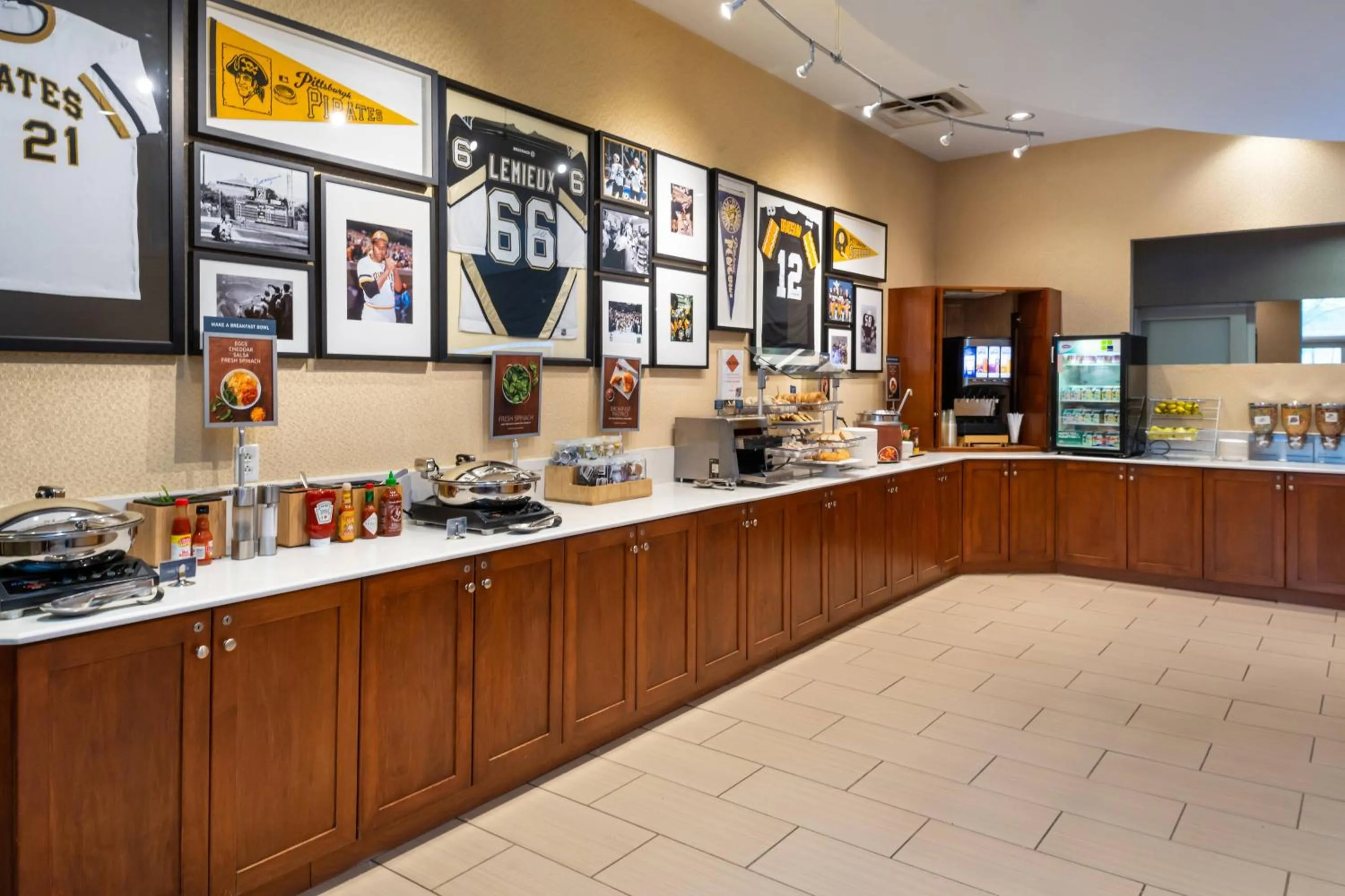 Breakfast in SpringHill Suites by Marriott Pittsburgh North Shore