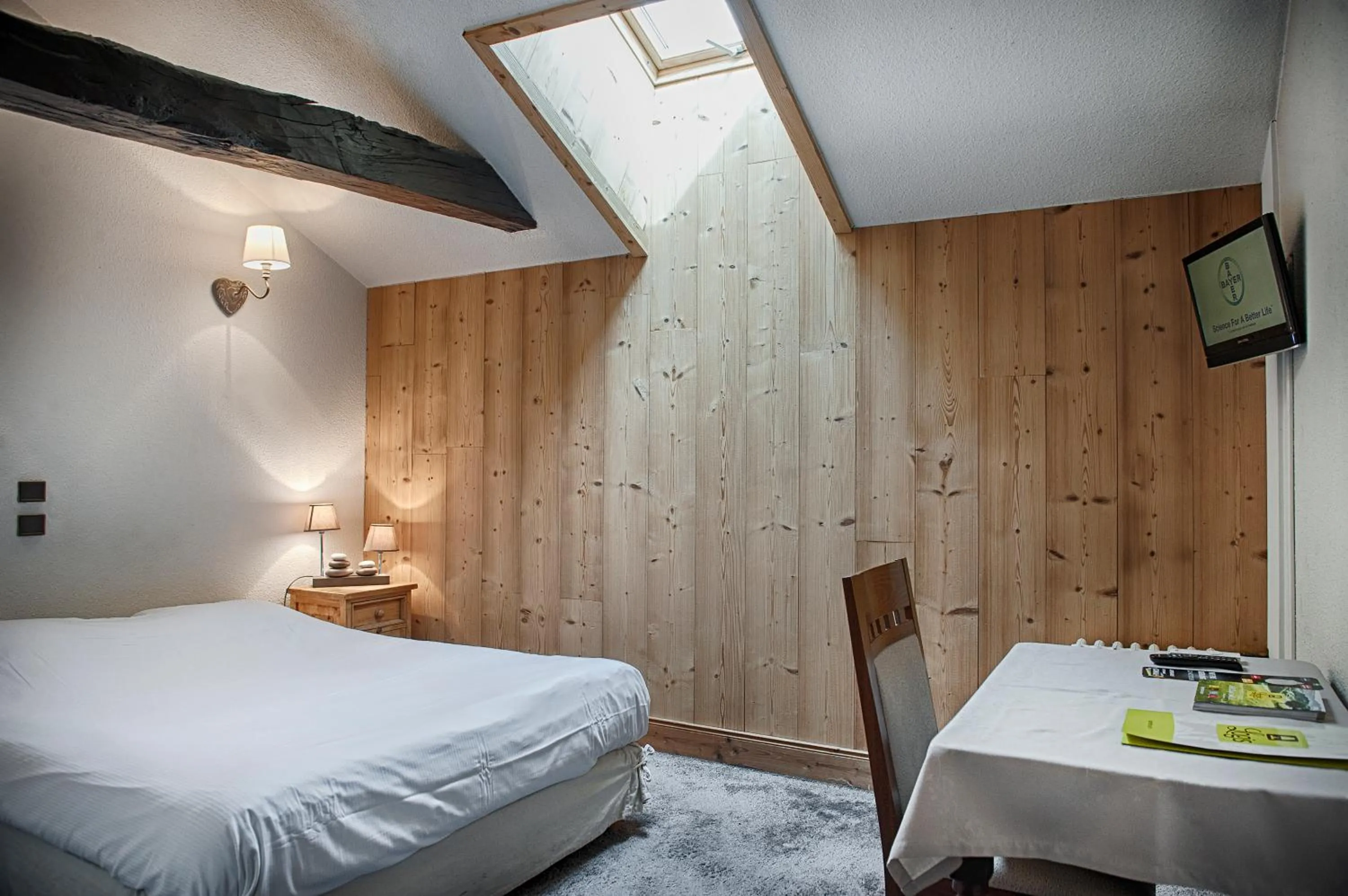 Photo of the whole room, Bed in Logis Hôtel de france