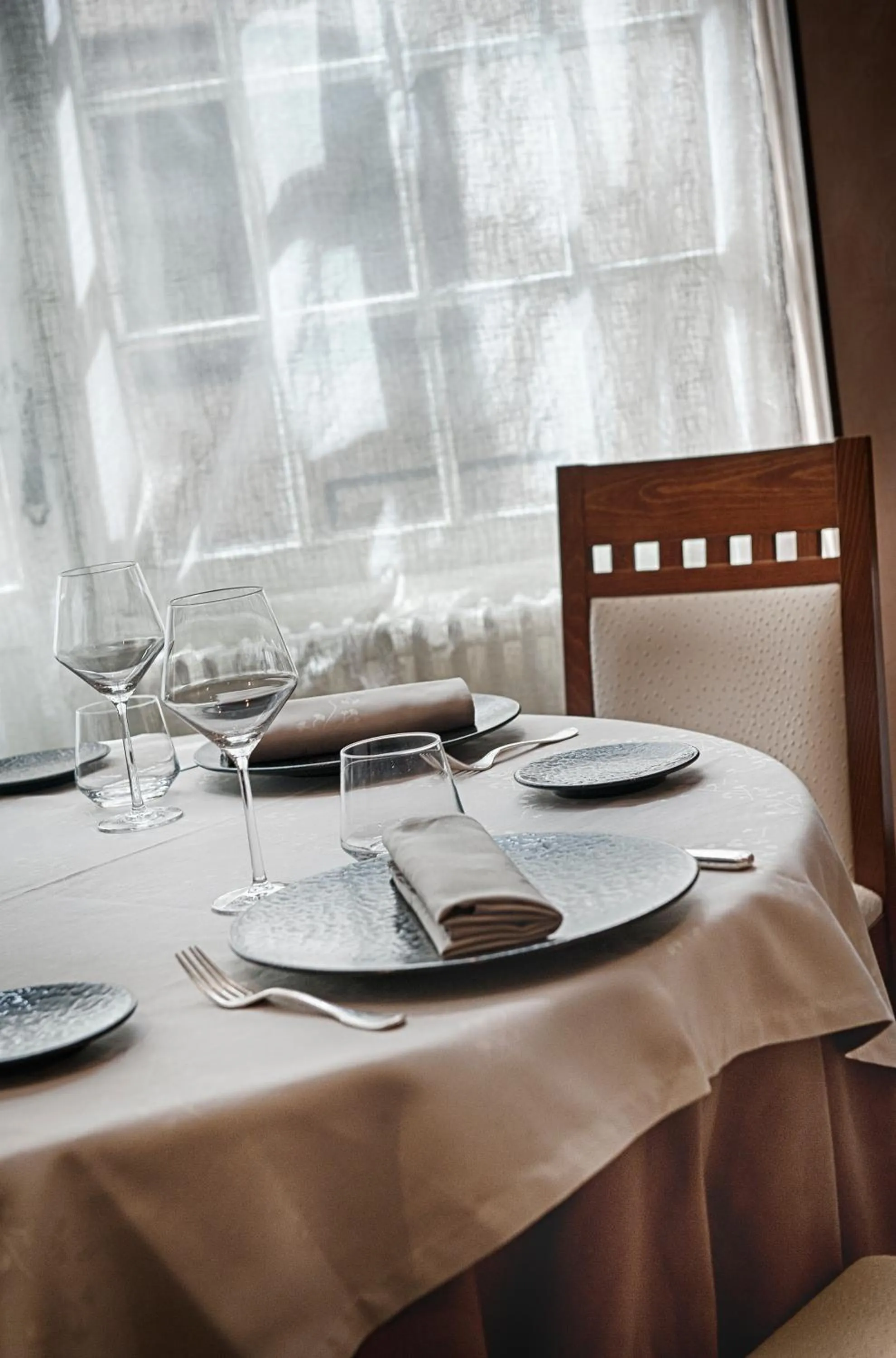 Dining area in Logis Hôtel de france