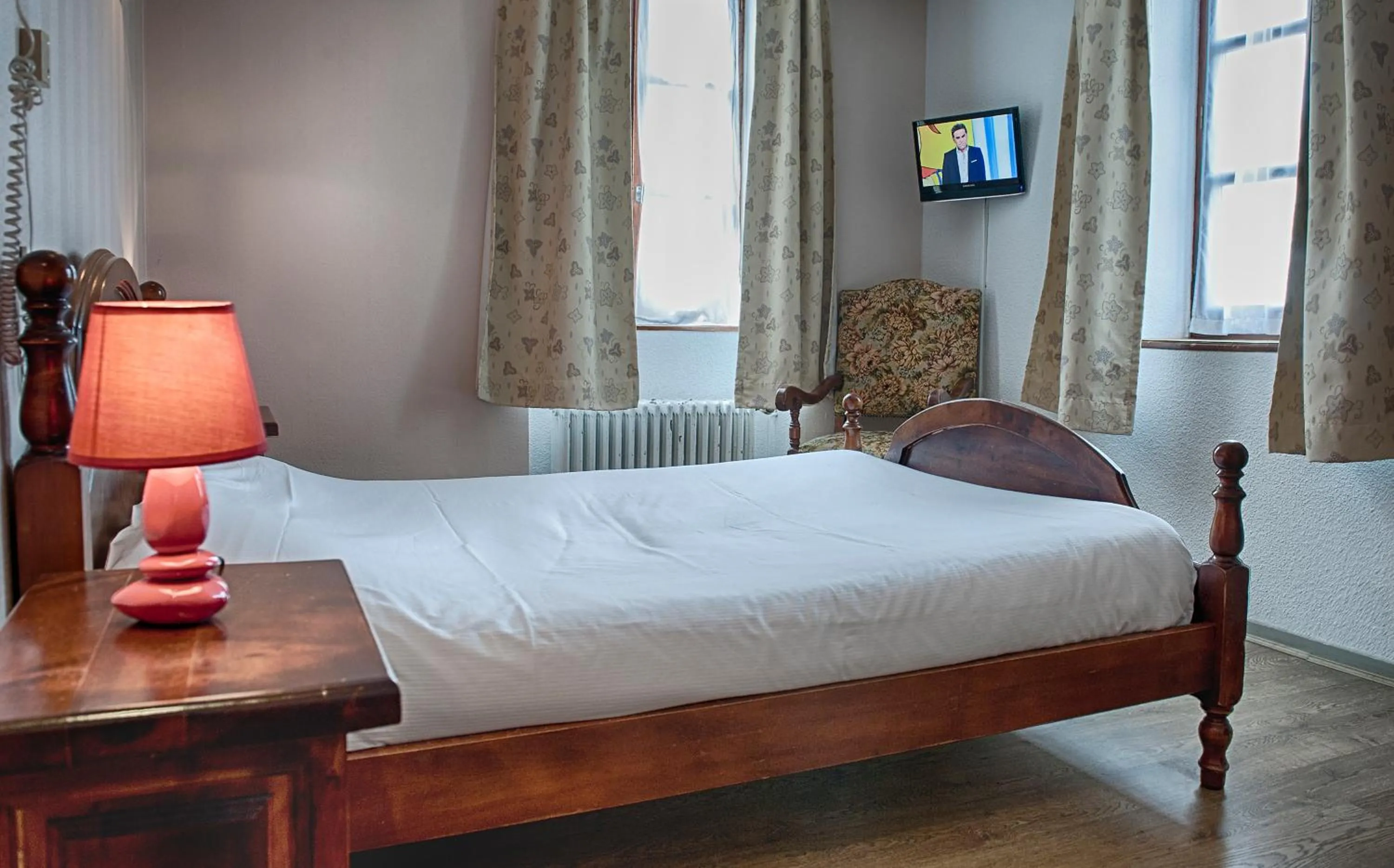 Bedroom, Bed in Logis Hôtel de france