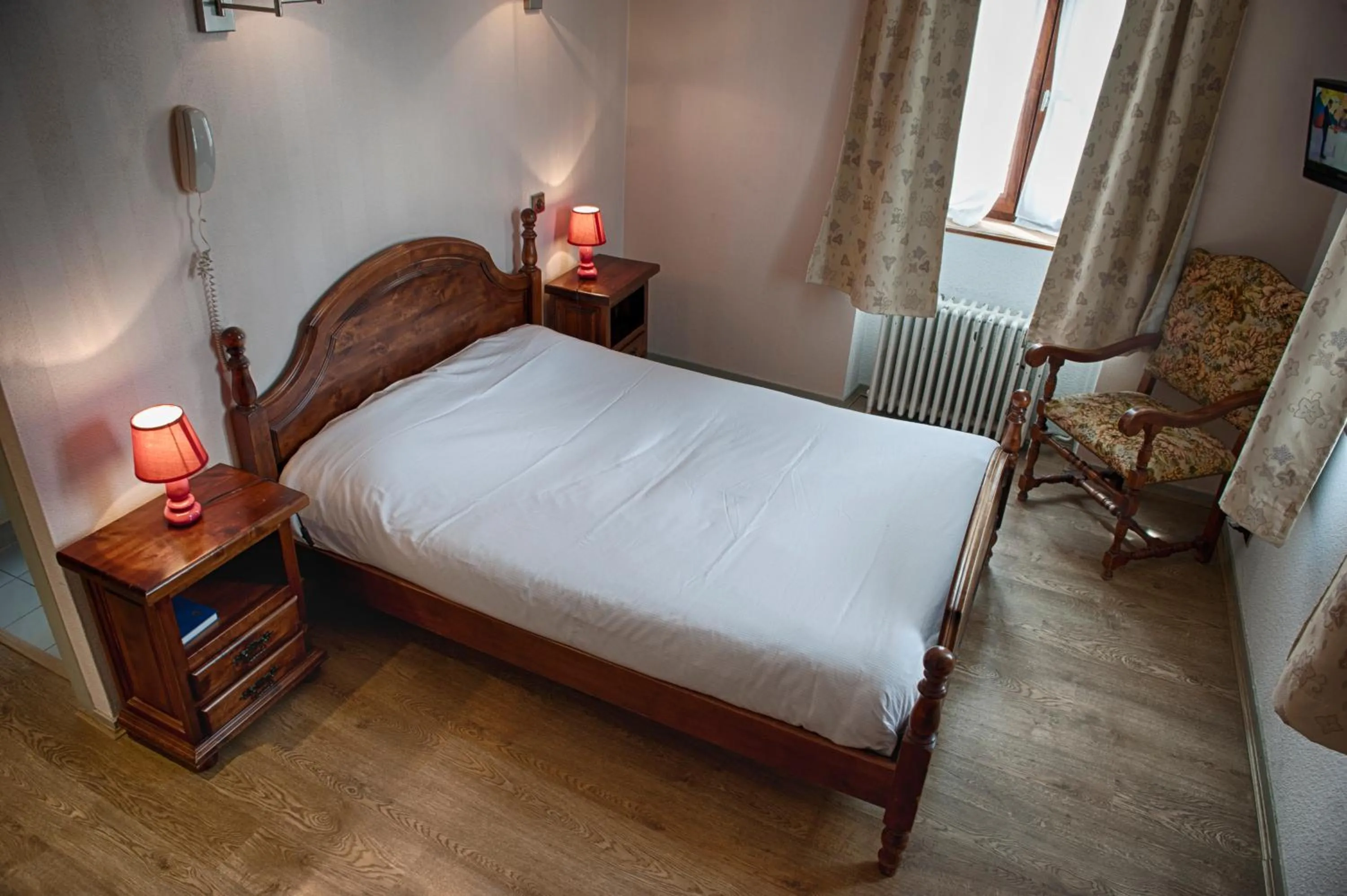 Photo of the whole room, Bed in Logis Hôtel de france