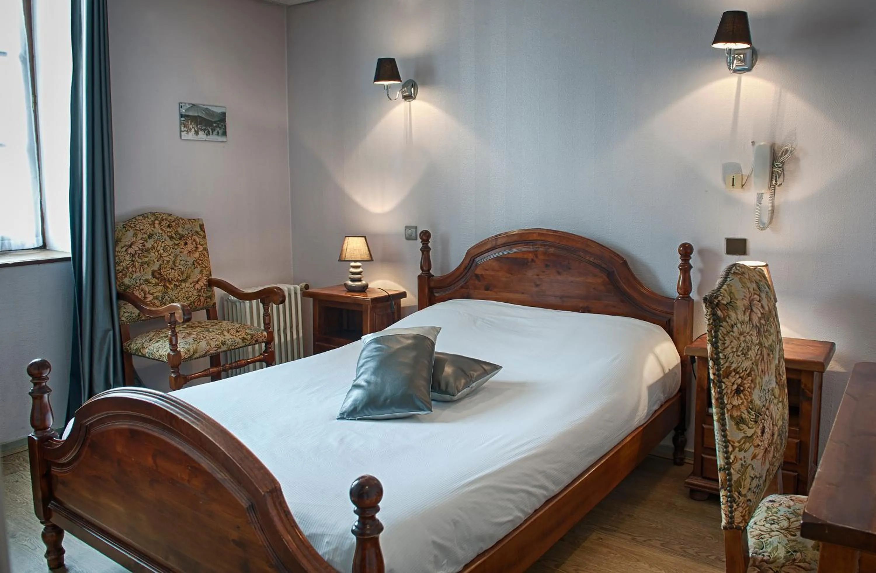 Photo of the whole room, Bed in Logis Hôtel de france