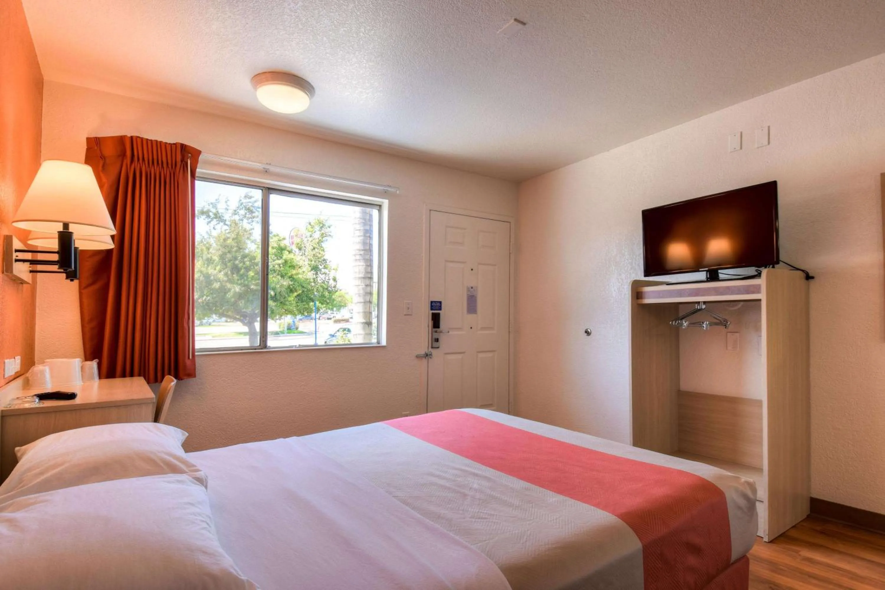 TV and multimedia, Bed in Motel 6-Jurupa Valley, CA - Riverside West
