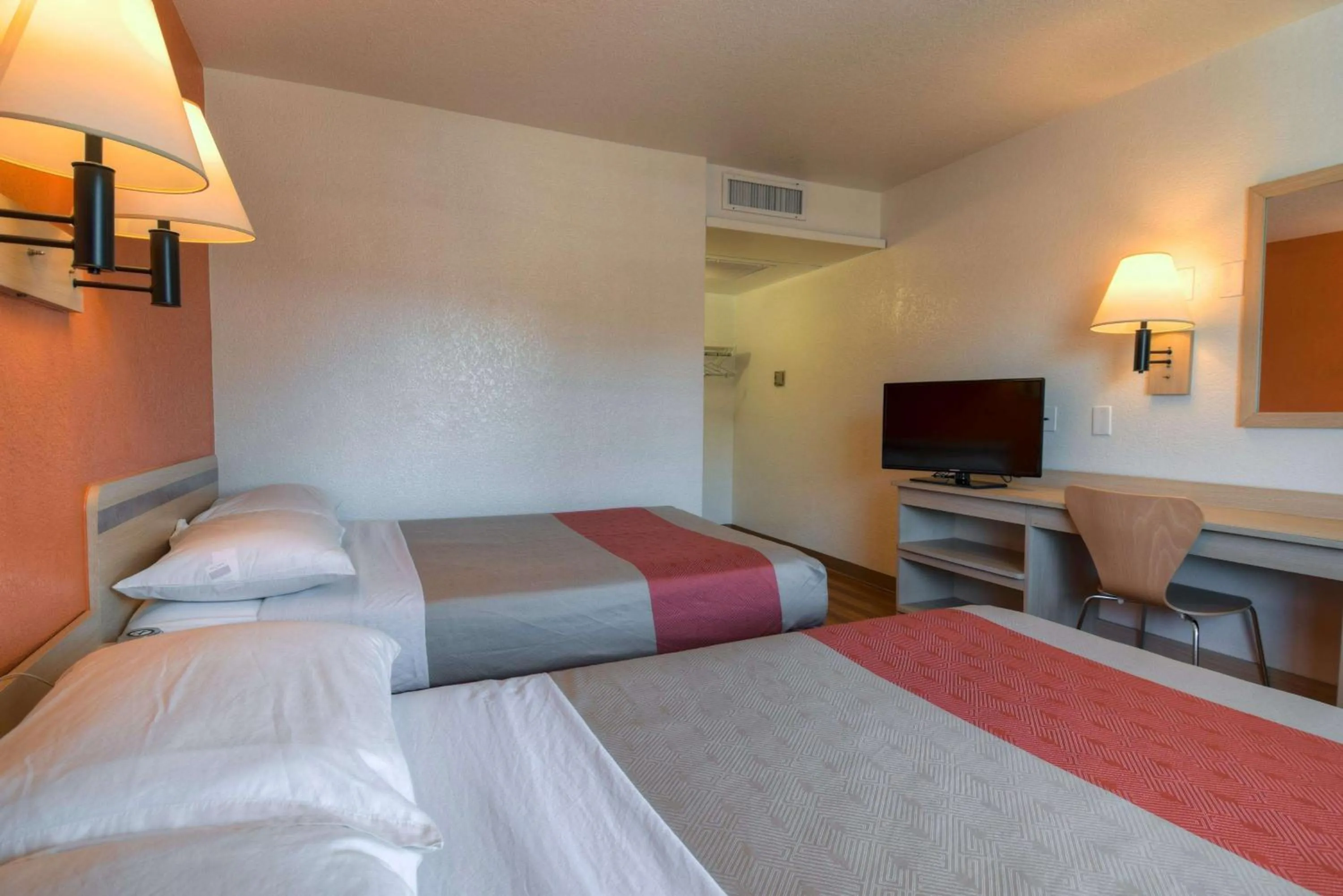 TV and multimedia, Bed in Motel 6-Jurupa Valley, CA - Riverside West
