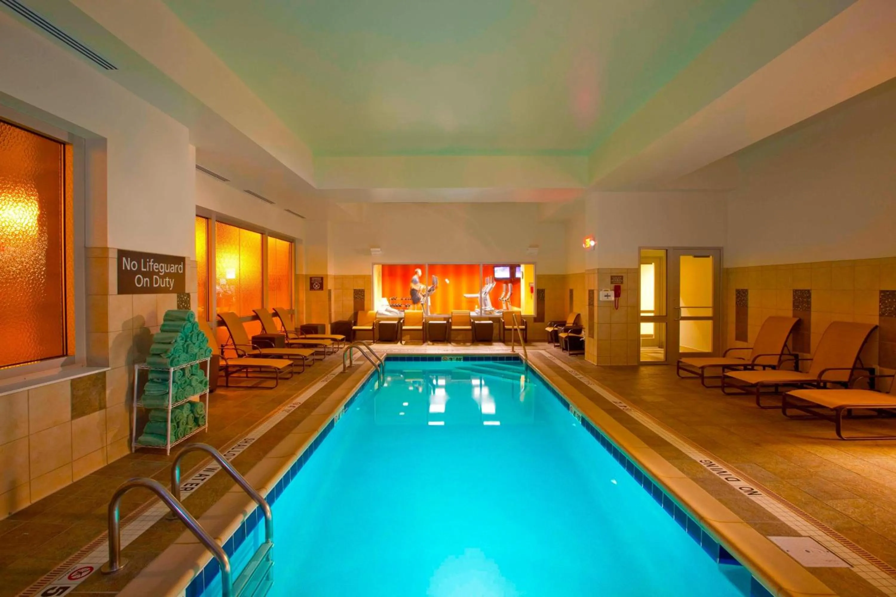 Swimming pool in Residence Inn Pittsburgh North Shore