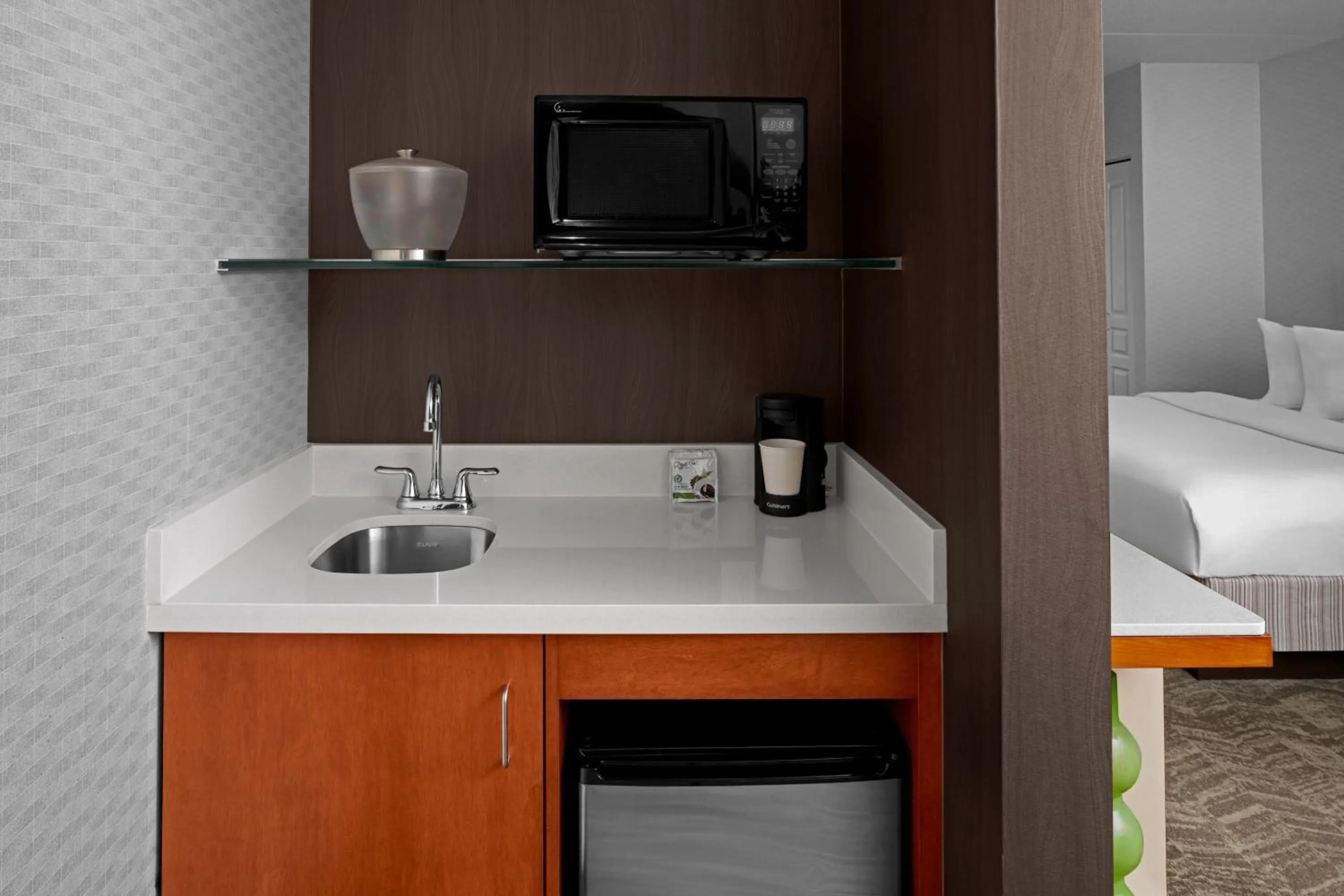 Lounge or bar, Bed in SpringHill Suites Pittsburgh Southside Works