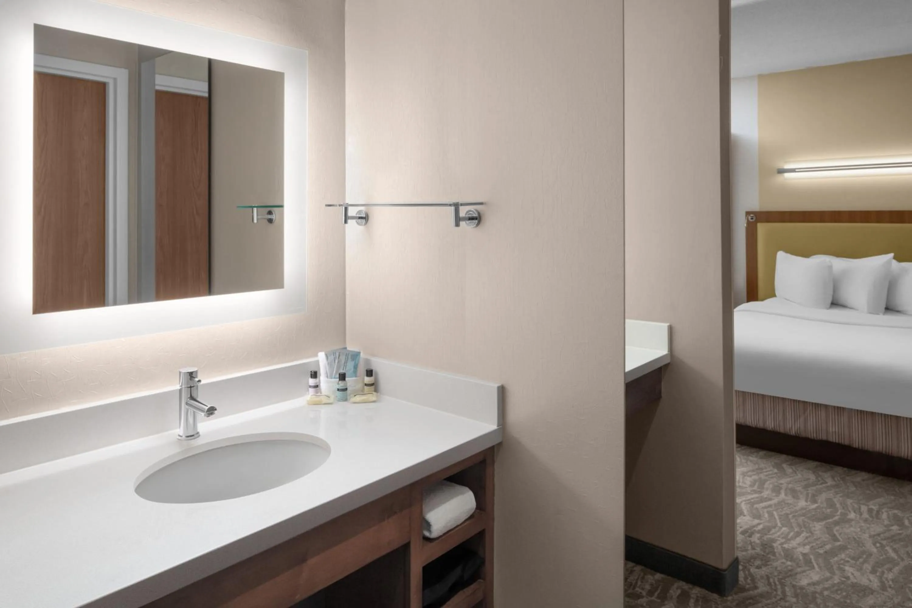 Bathroom, Bed in SpringHill Suites Pittsburgh Southside Works