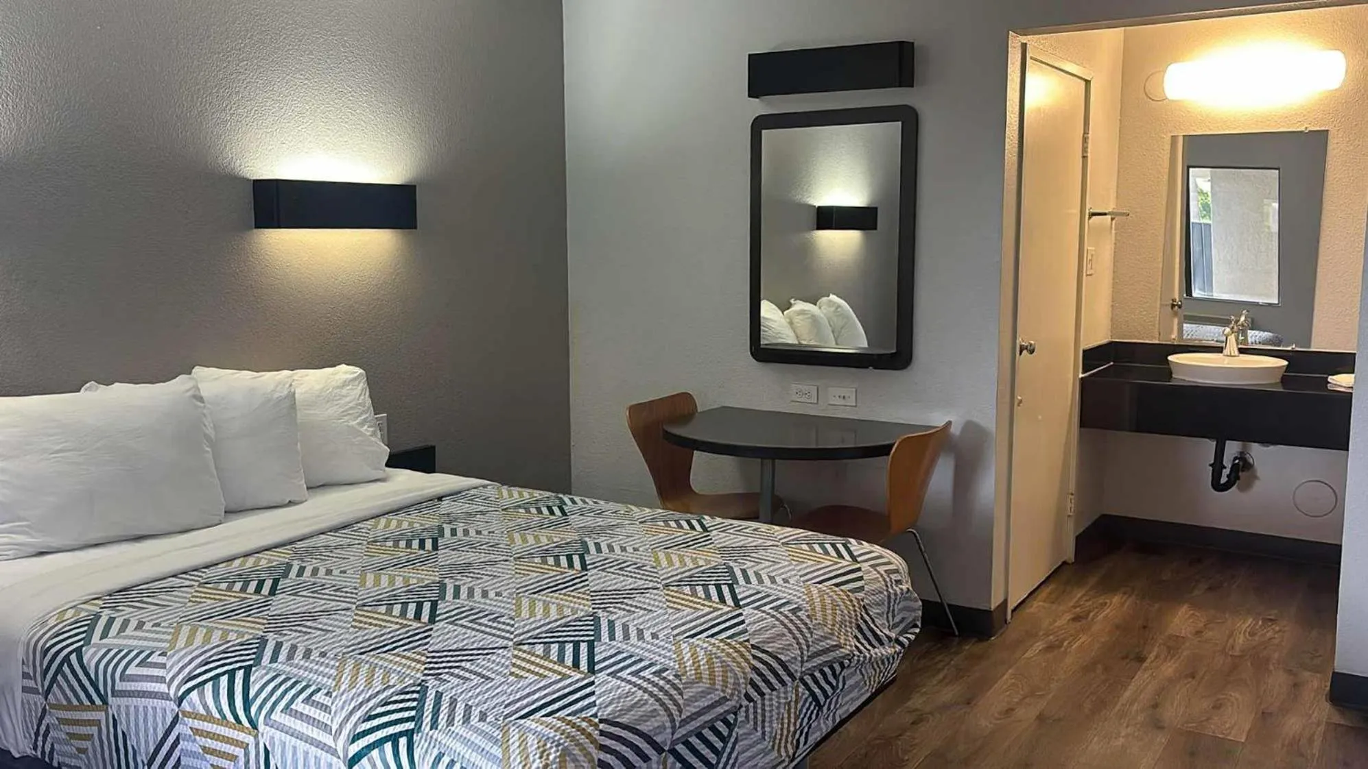 Bedroom, Bed in Motel 6-Watsonville, CA - Monterey Area