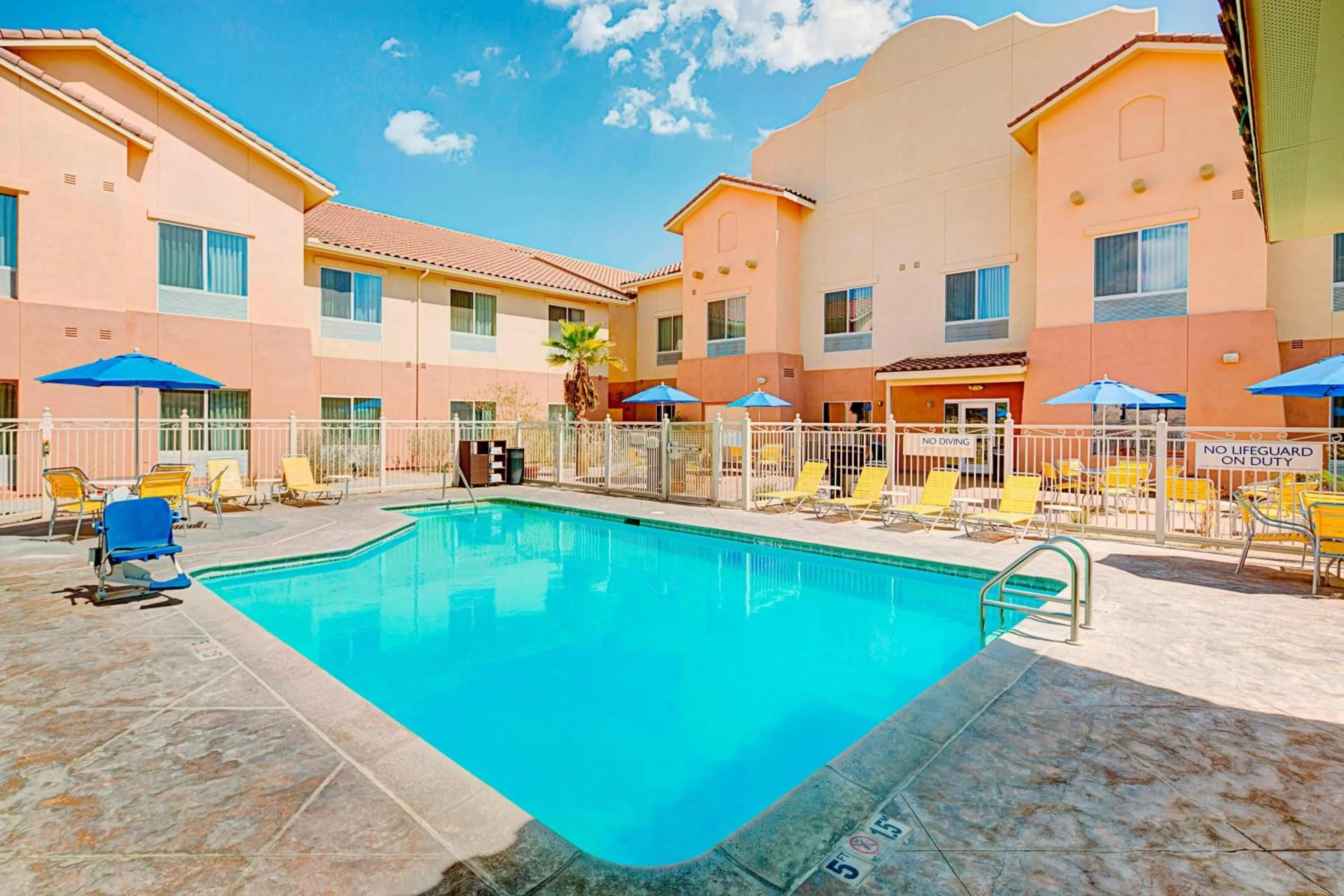 Swimming pool in Fairfield Inn & Suites Twentynine Palms - Joshua Tree National Park
