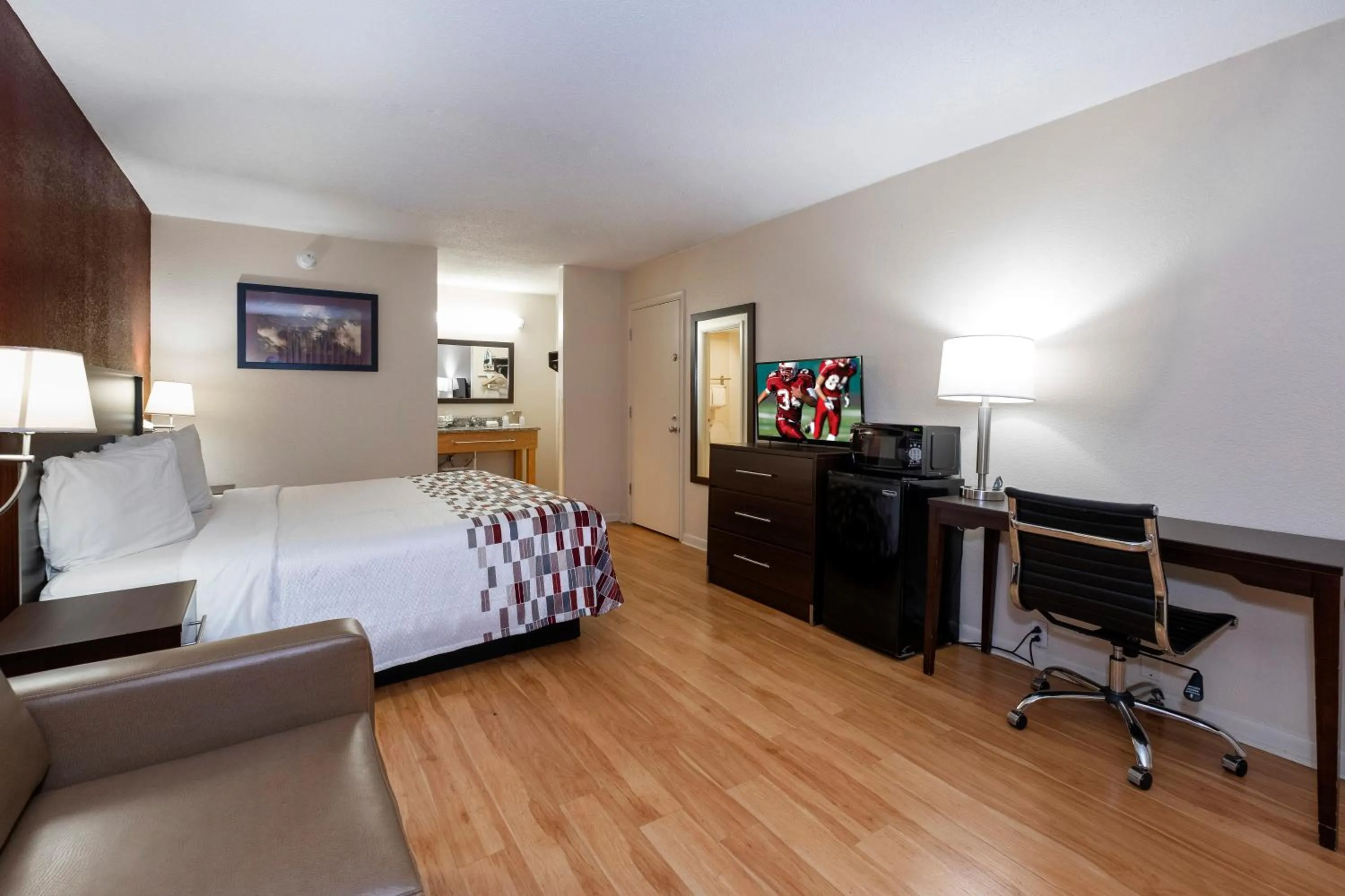 Photo of the whole room, Bed in Red Roof Inn Knoxville North - Merchants Drive