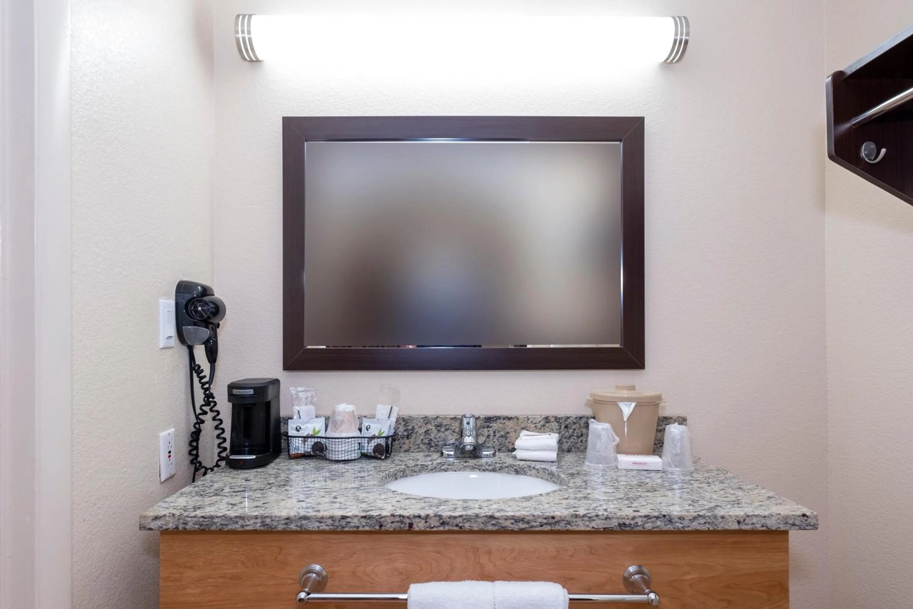 Bathroom in Red Roof Inn Knoxville North - Merchants Drive