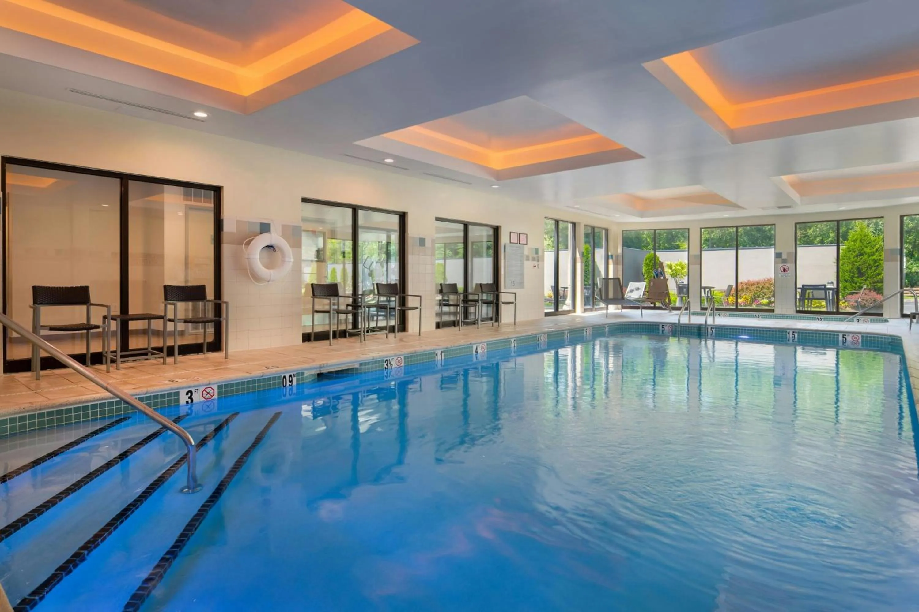 Swimming pool in Courtyard by Marriott Providence Lincoln