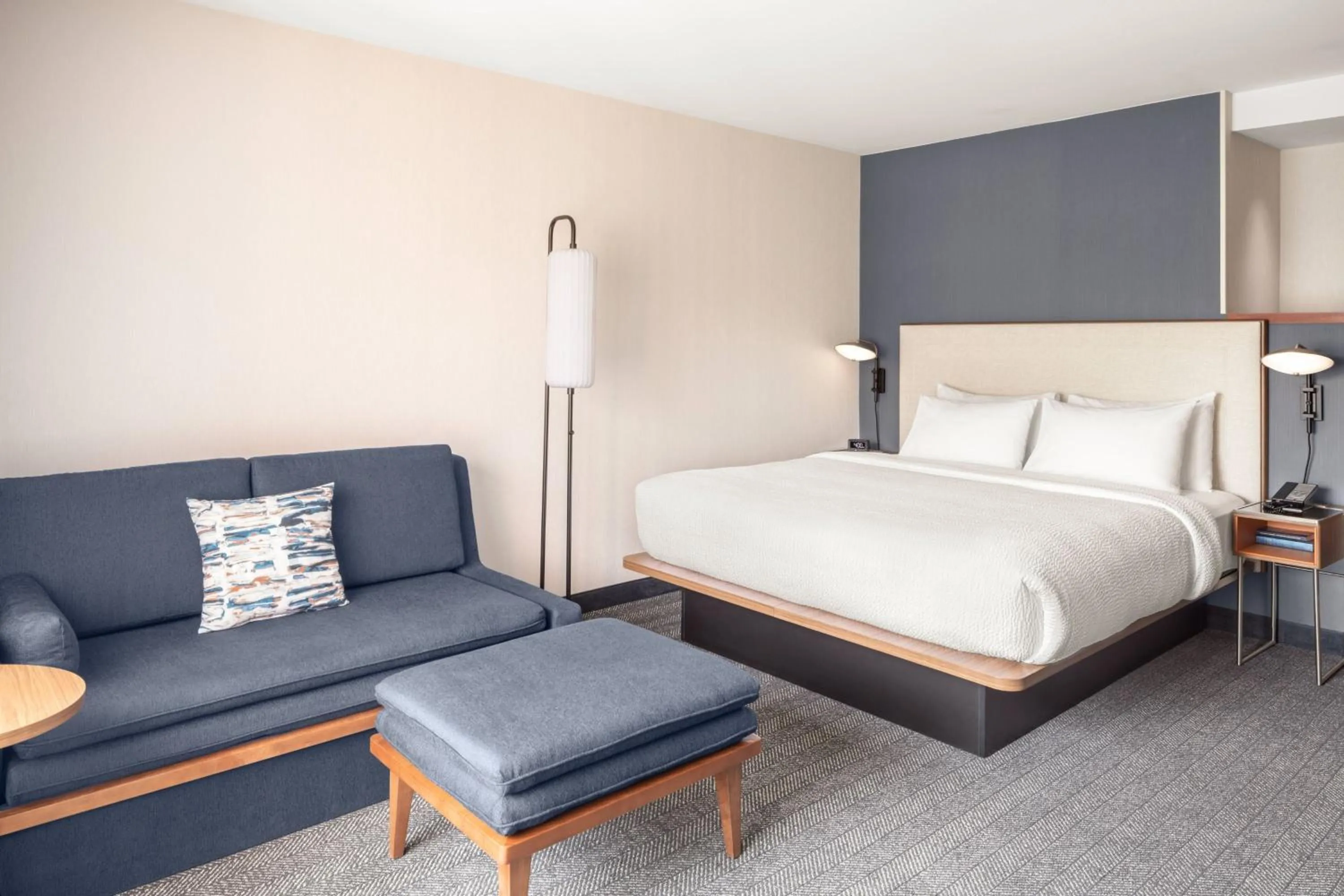 Bedroom, Bed in Courtyard Portland Airport