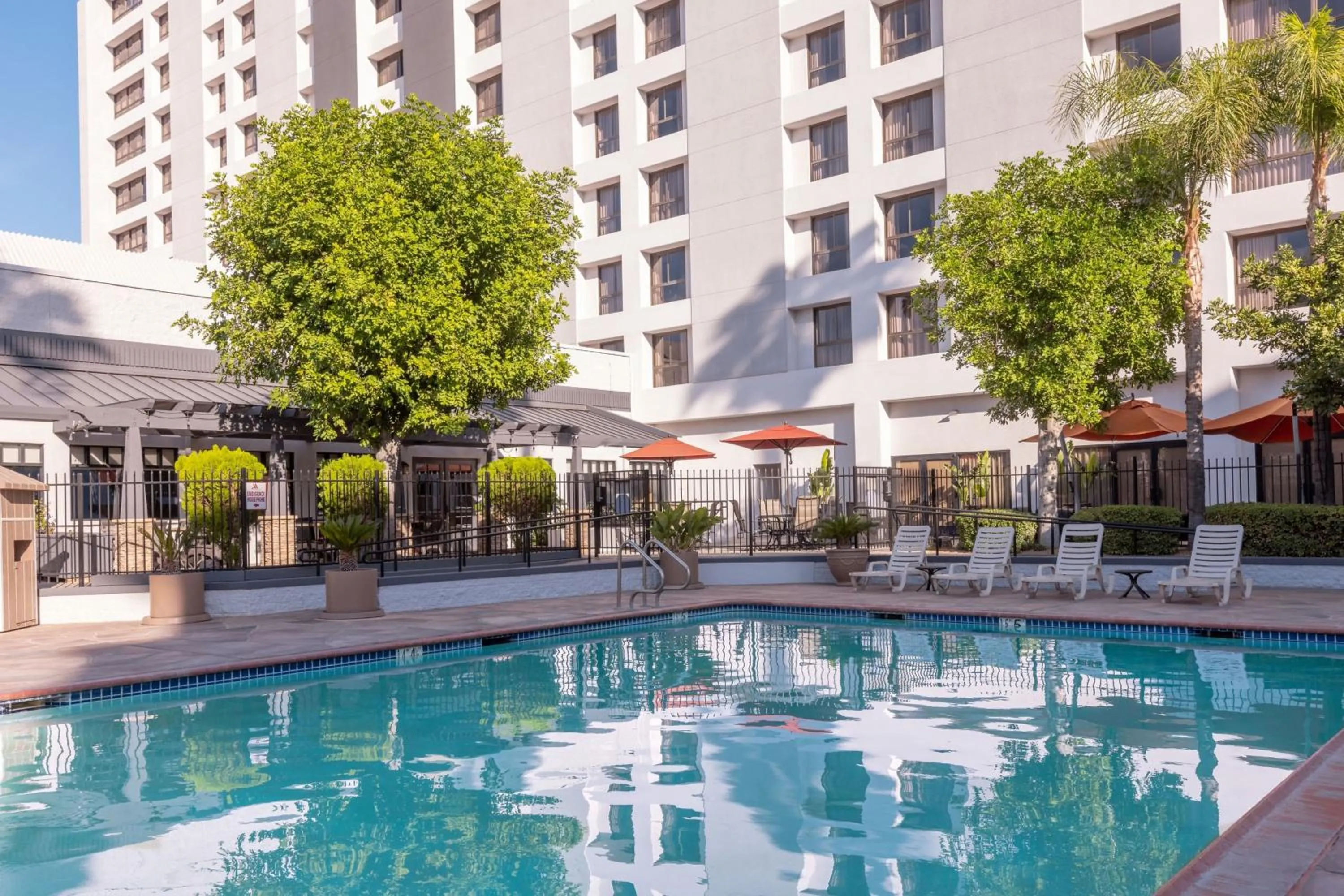 Swimming pool in Marriott Riverside at the Convention Center