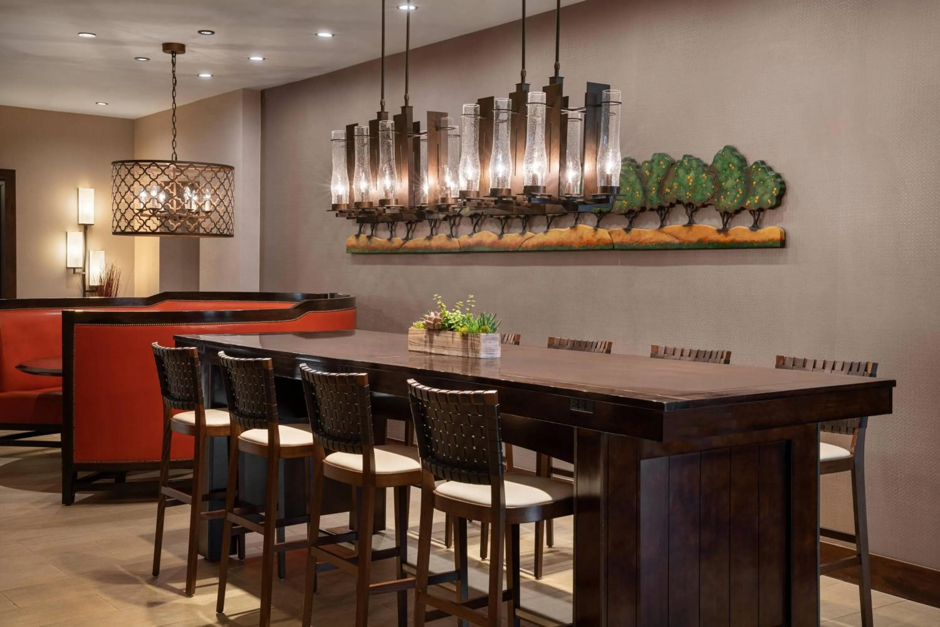 Restaurant/places to eat in Marriott Riverside at the Convention Center