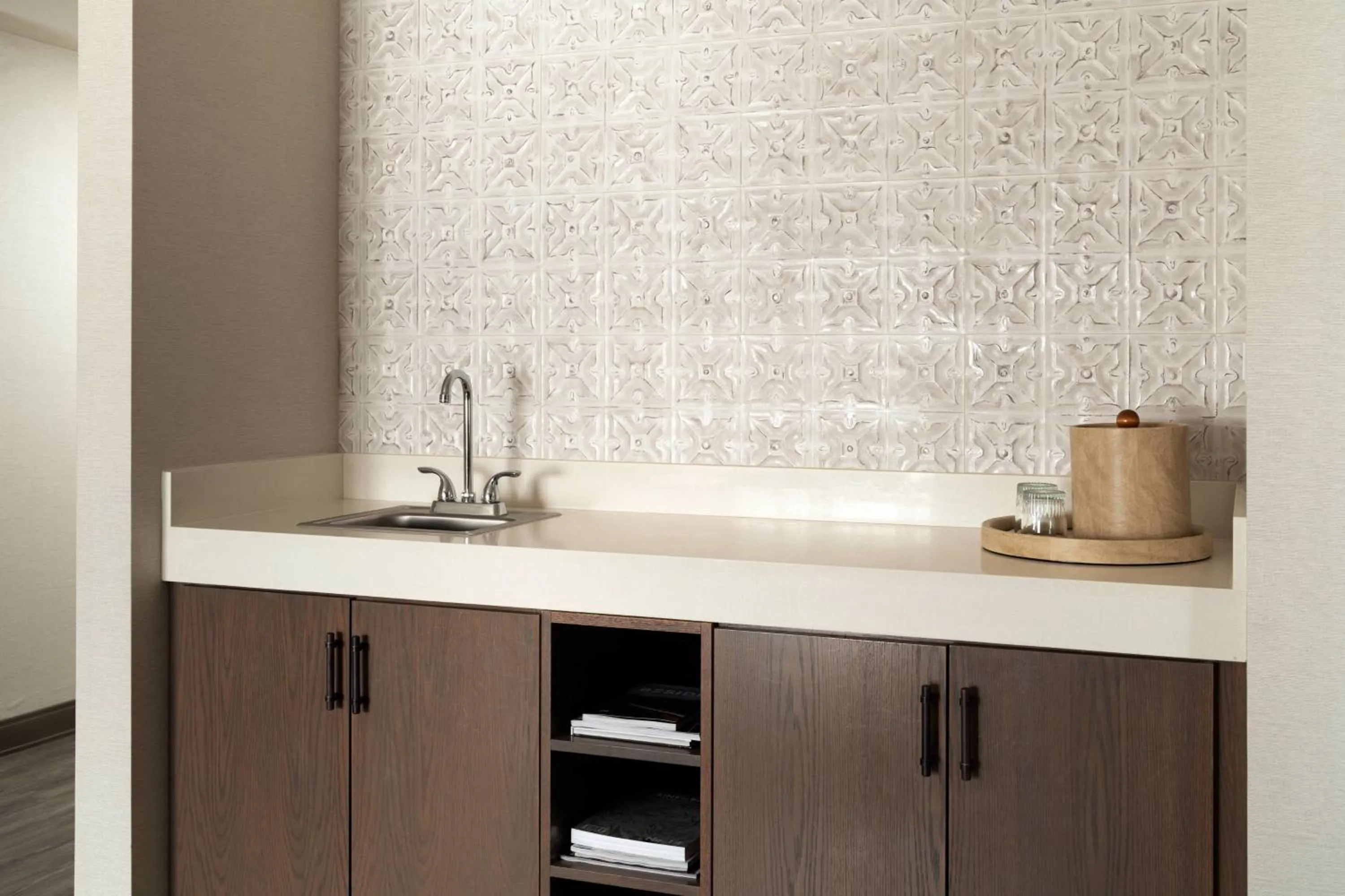 Lounge or bar in Marriott Riverside at the Convention Center