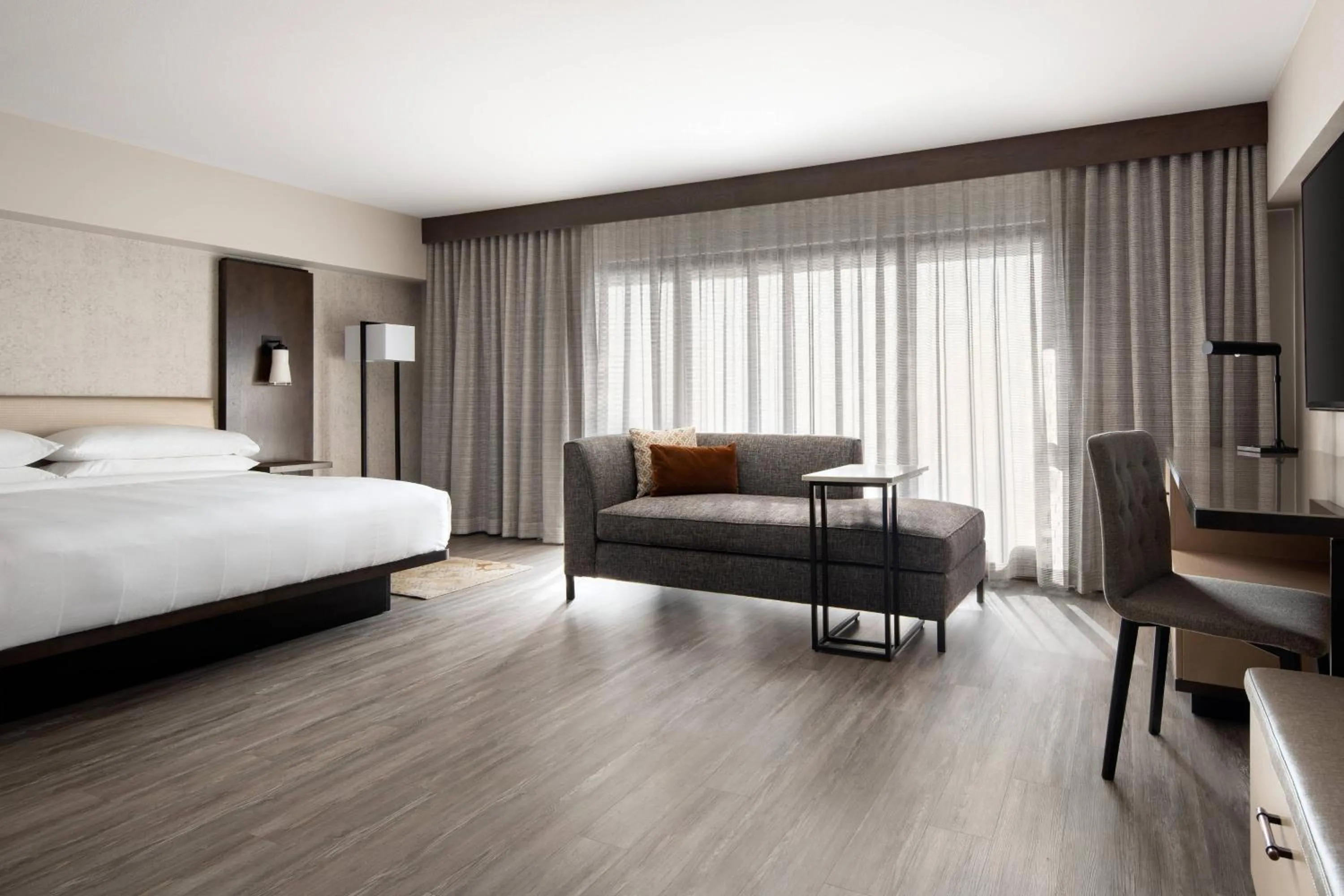 Photo of the whole room, Bed in Marriott Riverside at the Convention Center