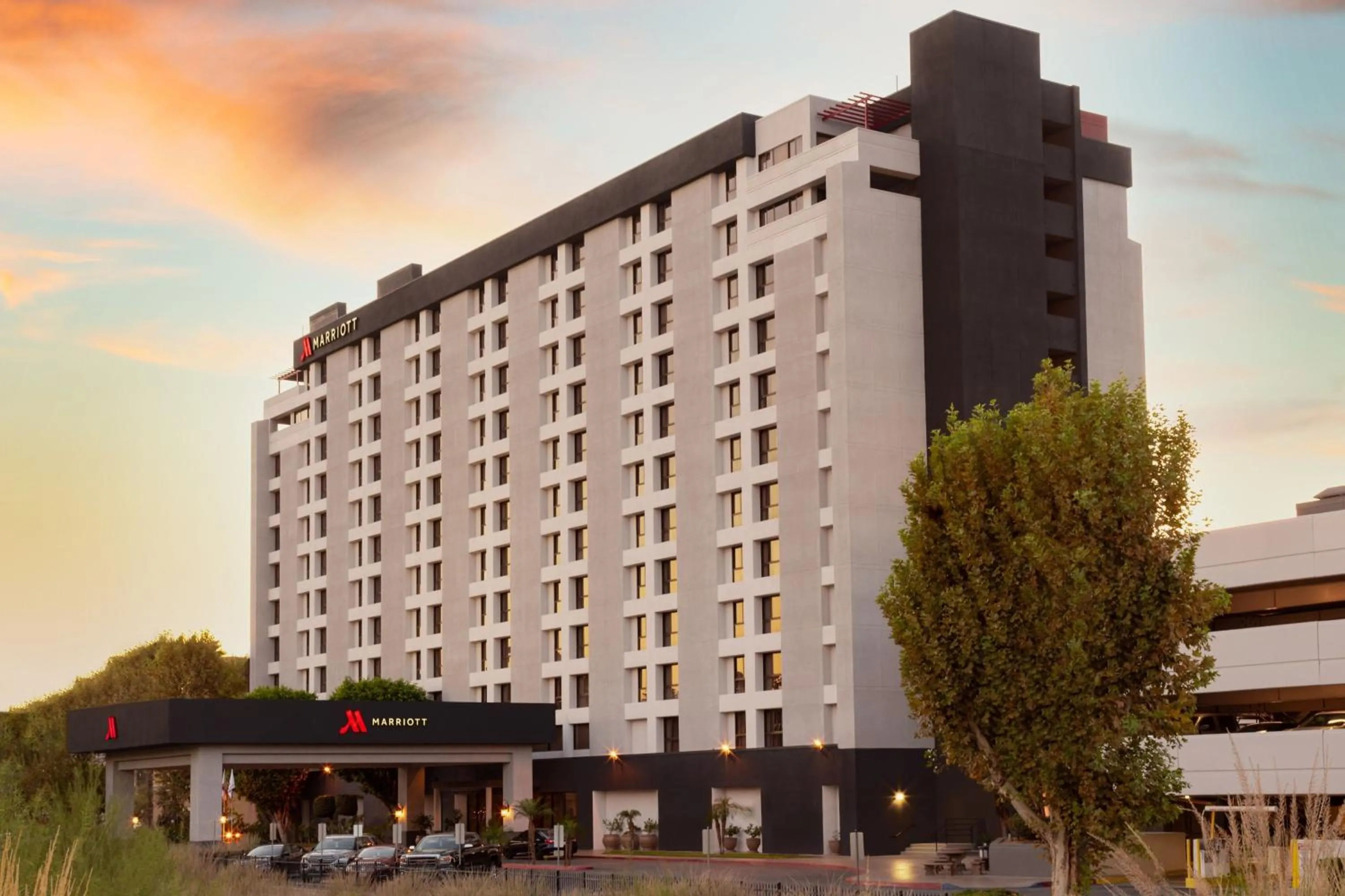 Property building in Marriott Riverside at the Convention Center