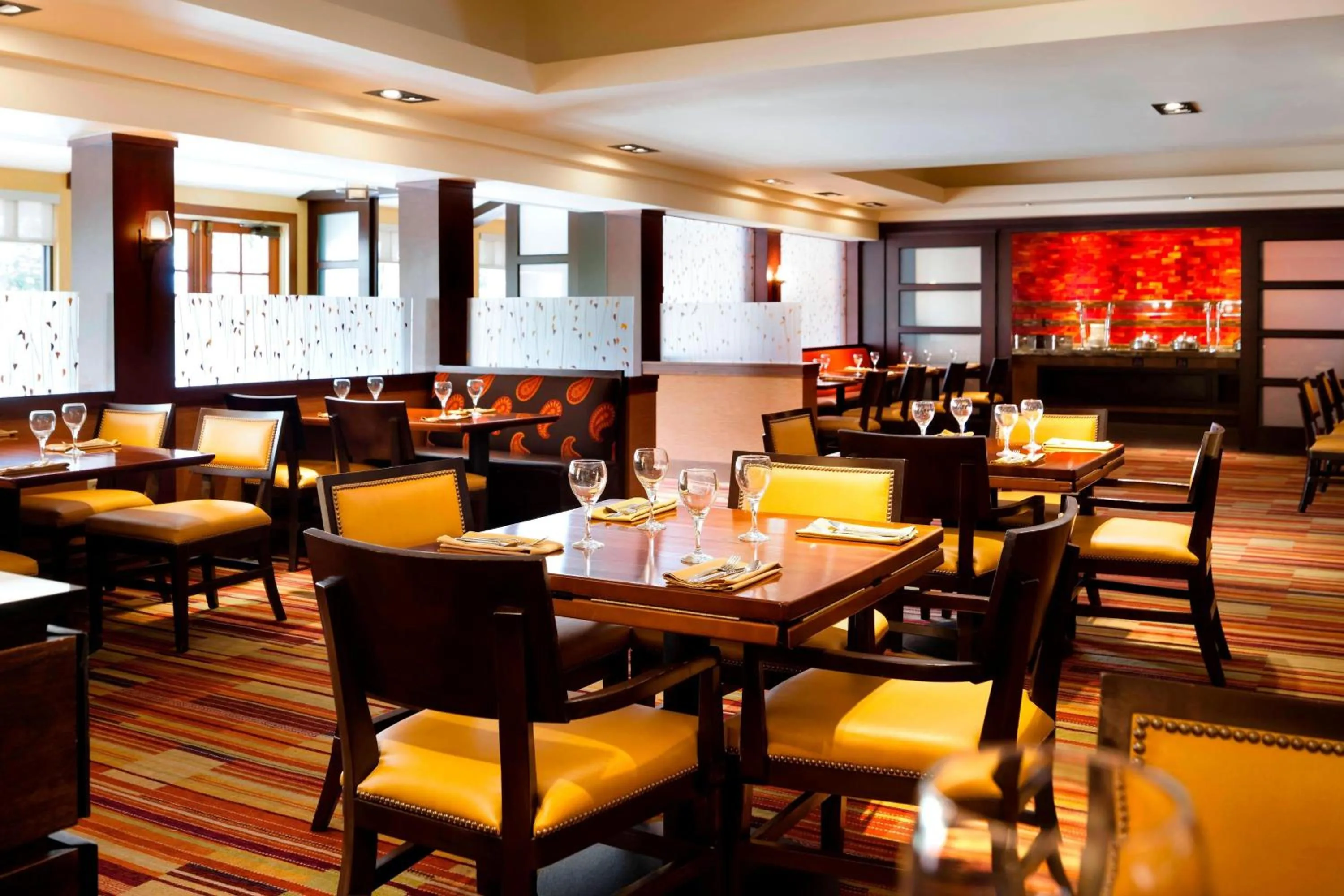 Lounge or bar in Marriott Riverside at the Convention Center