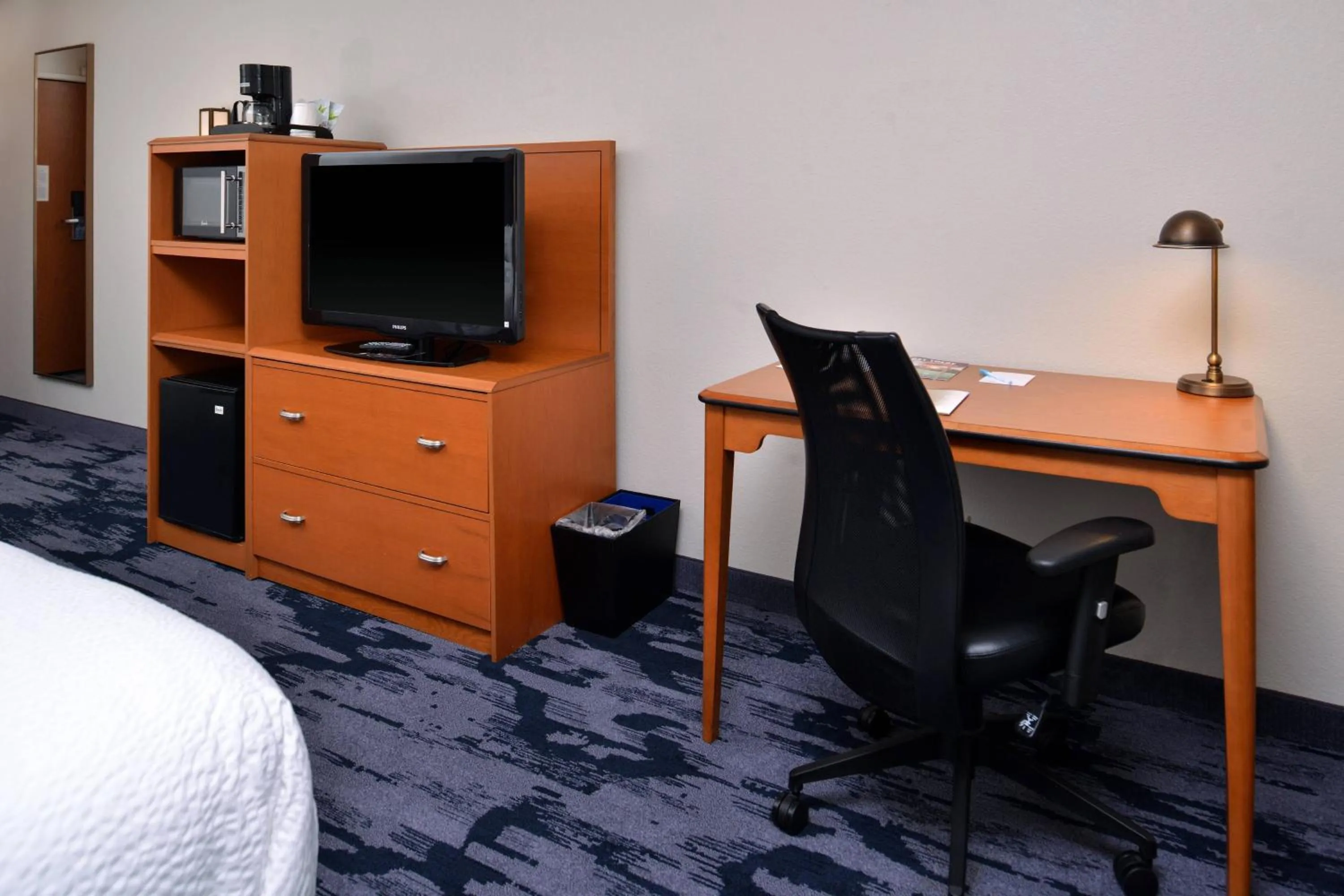 Photo of the whole room, Bed in Fairfield Inn and Suites Beloit