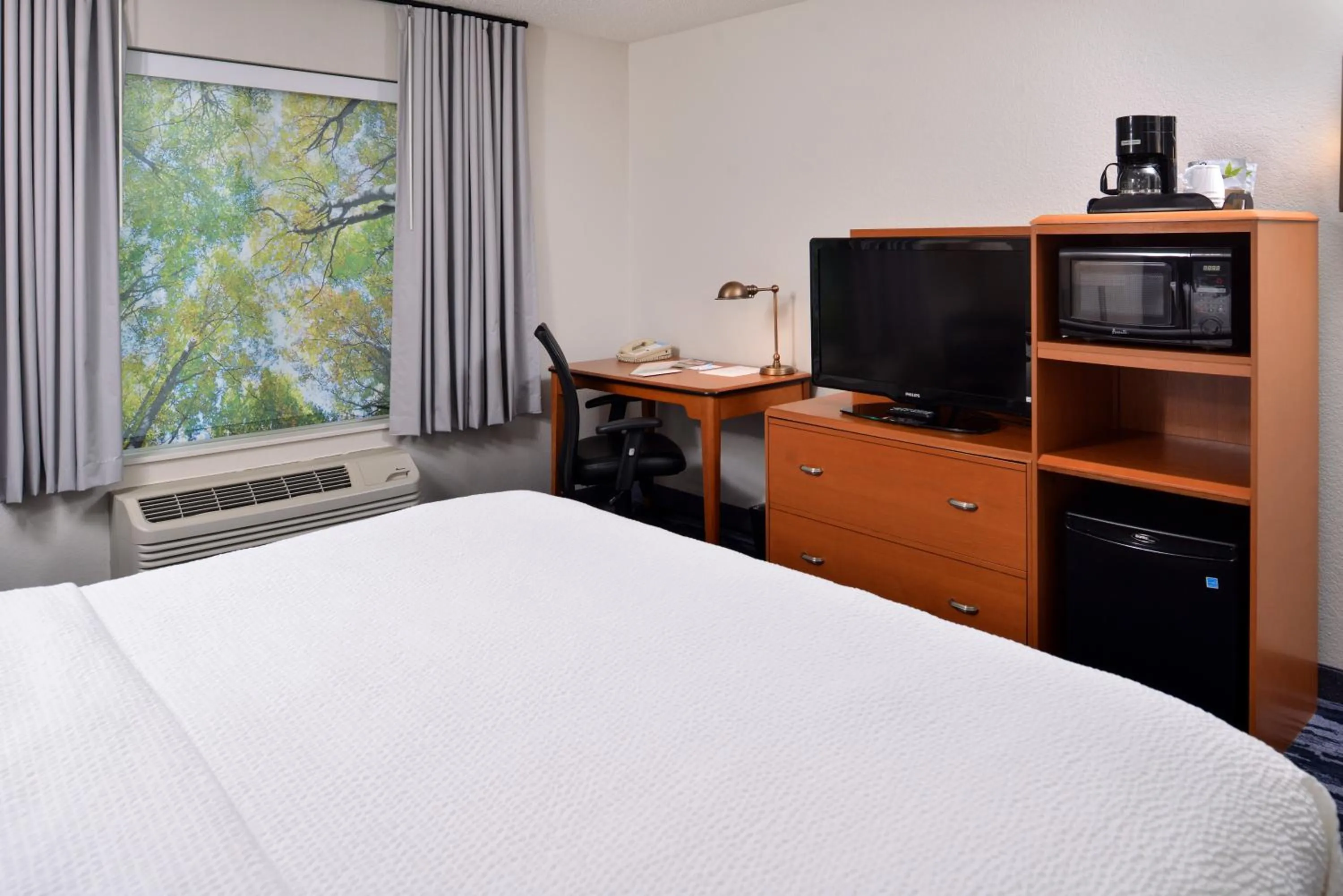 Bed in Fairfield Inn and Suites Beloit