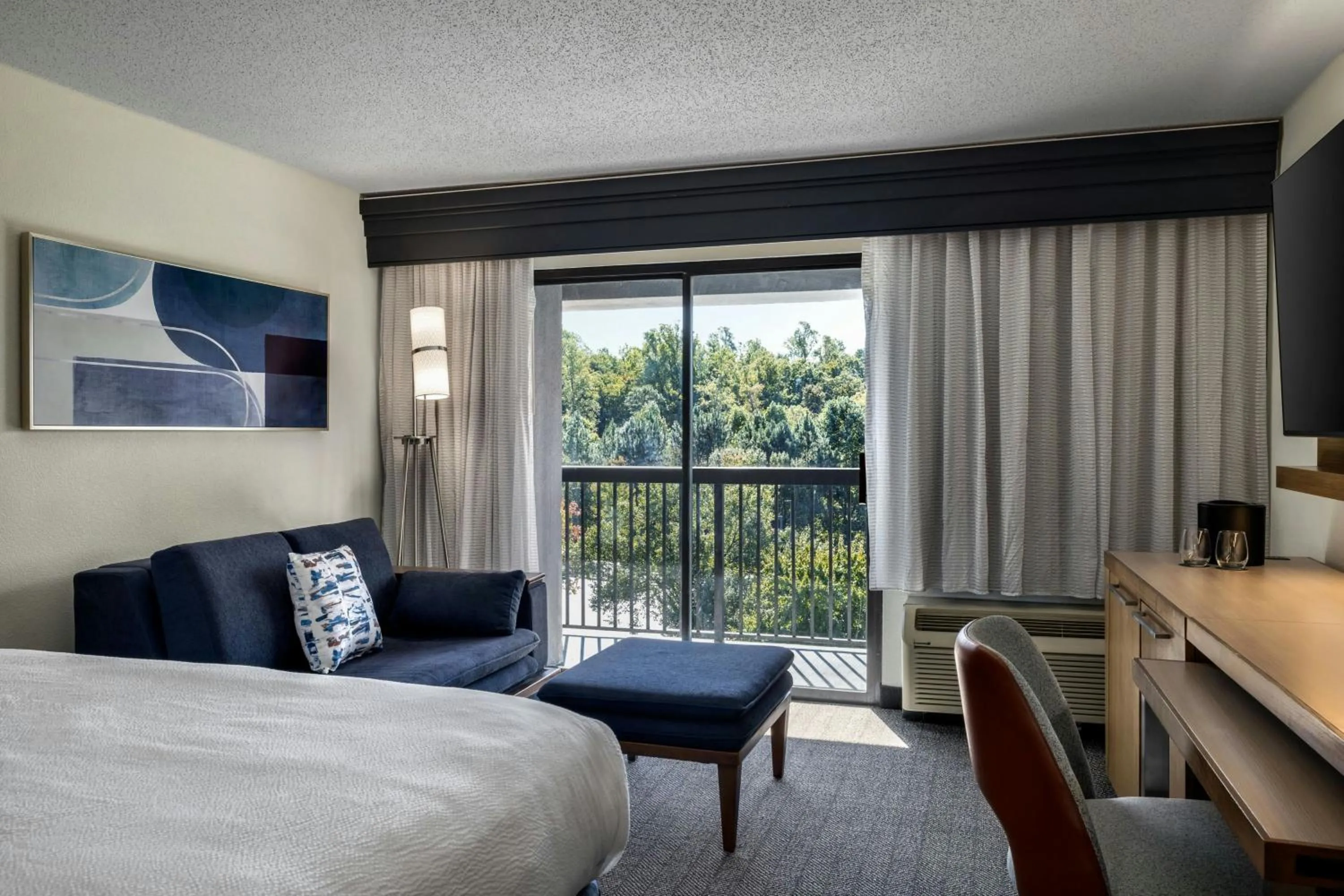 Photo of the whole room, Bed in Courtyard Richmond Chester