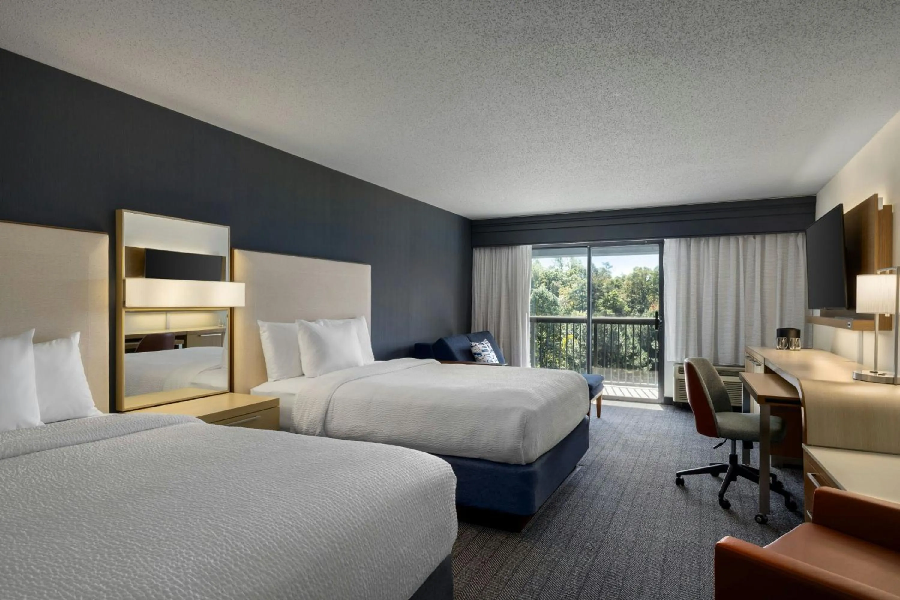 Photo of the whole room, Bed in Courtyard Richmond Chester