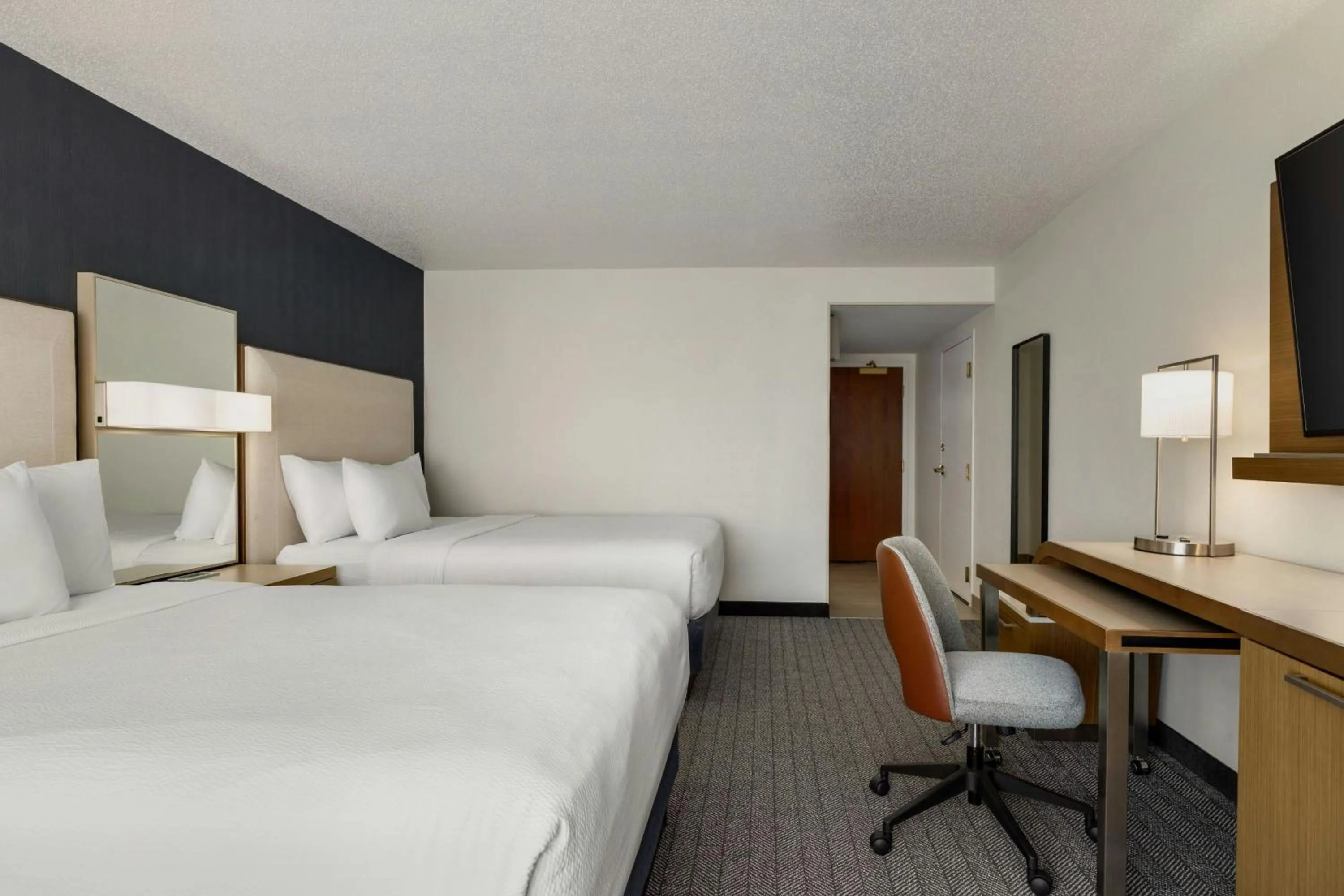 Photo of the whole room, Bed in Courtyard Richmond Chester