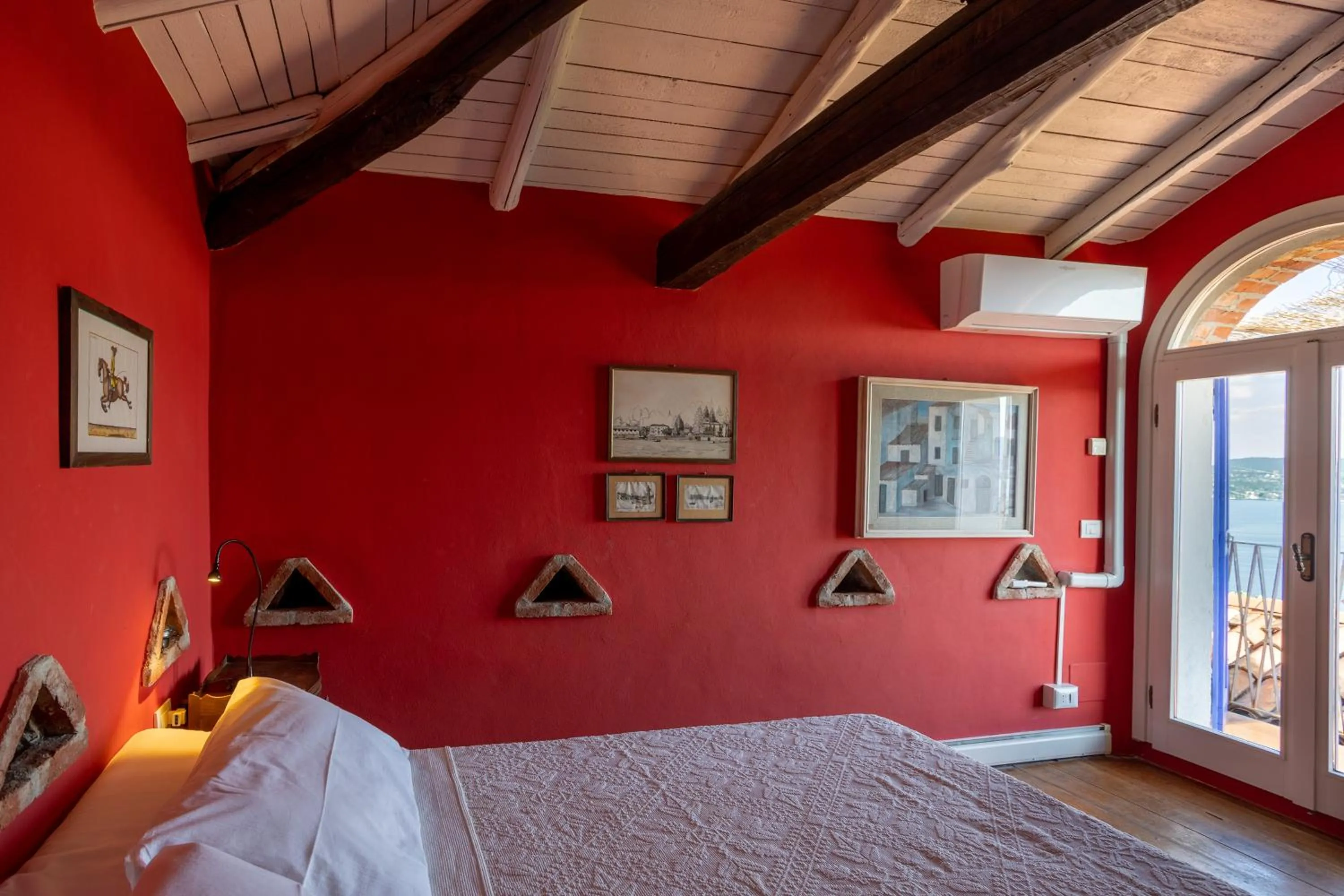 Photo of the whole room in La TORRETTA Studios & Suite