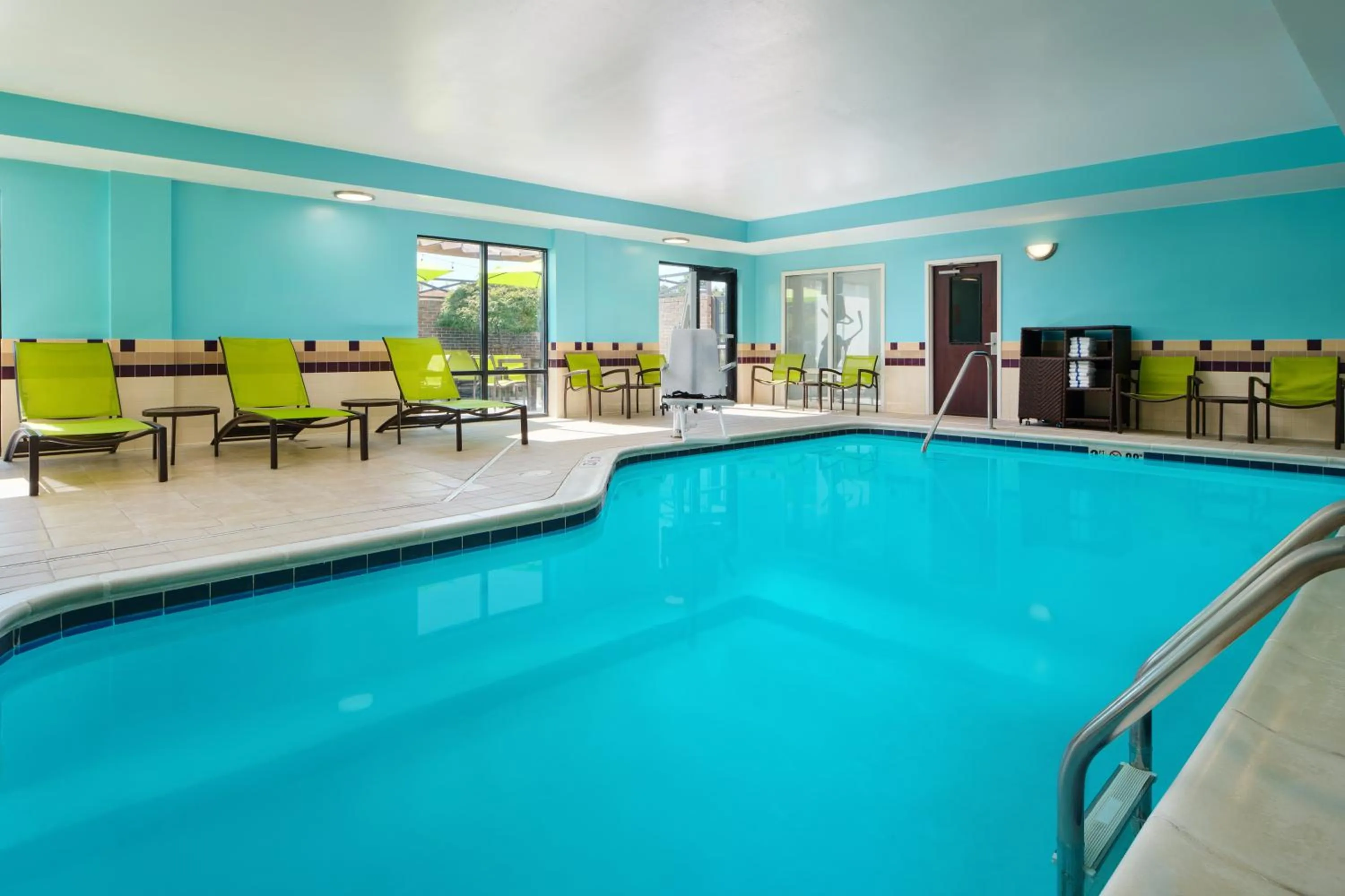 Swimming pool in SpringHill Suites Richmond Northwest