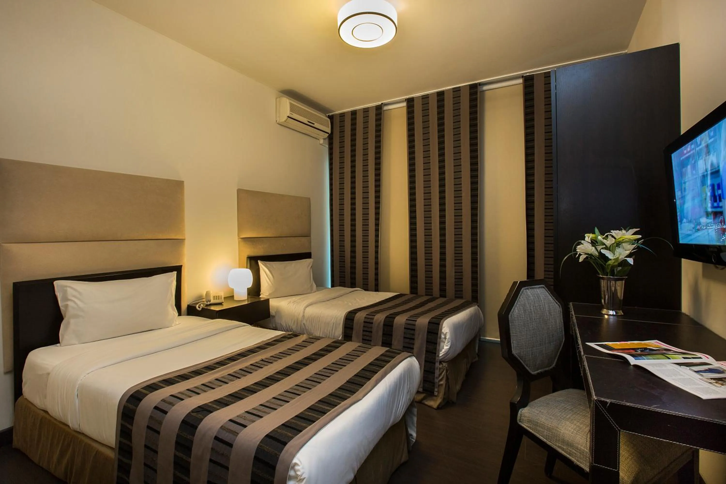 TV and multimedia, Bed in Orient Queen Homes Hotel