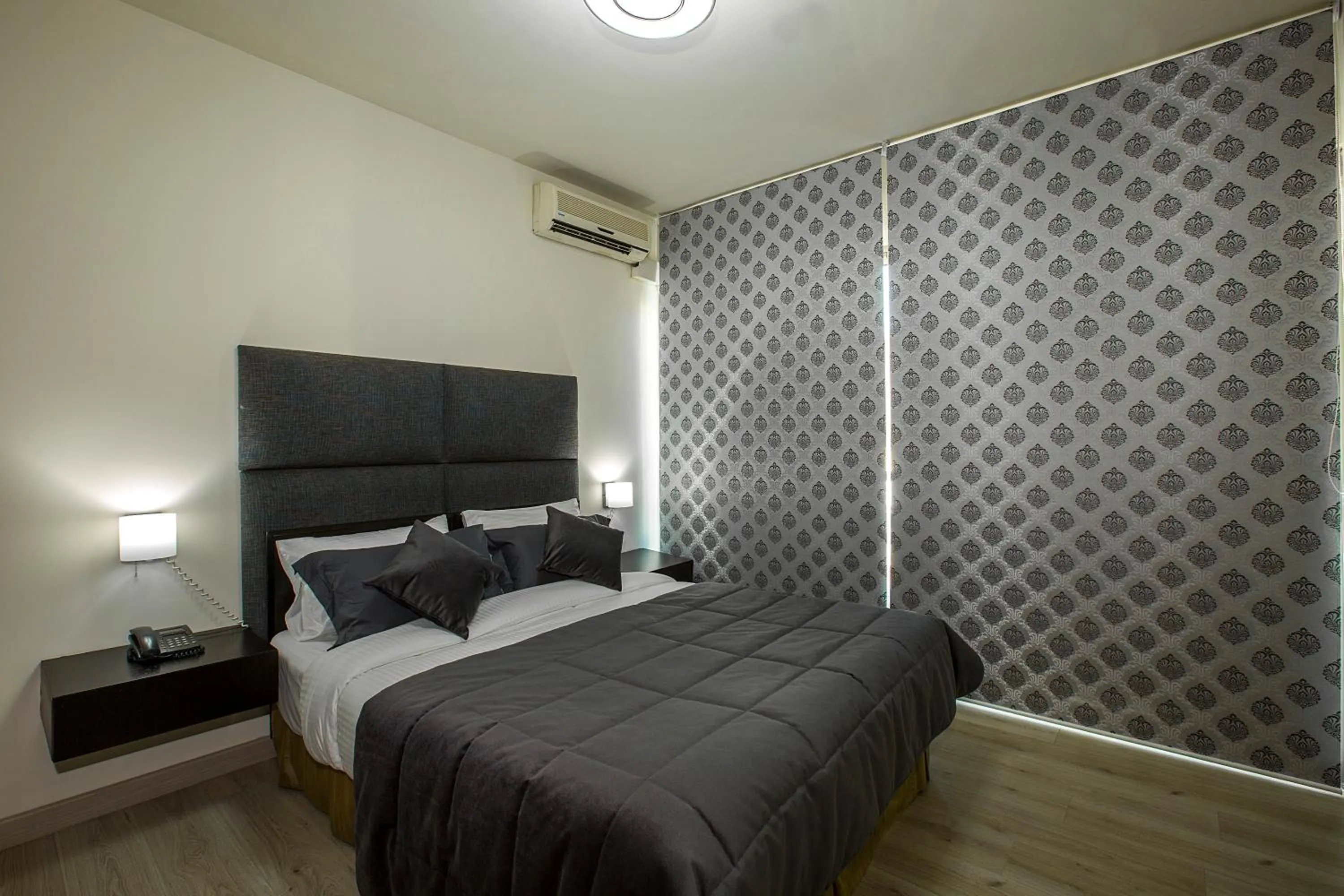 Bed in Orient Queen Homes Hotel