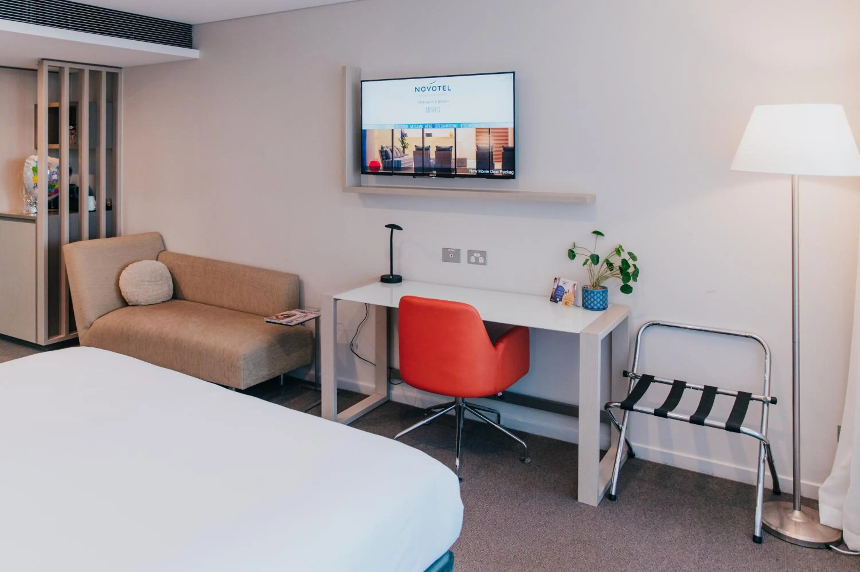 TV and multimedia, Bed in Novotel Newcastle Beach