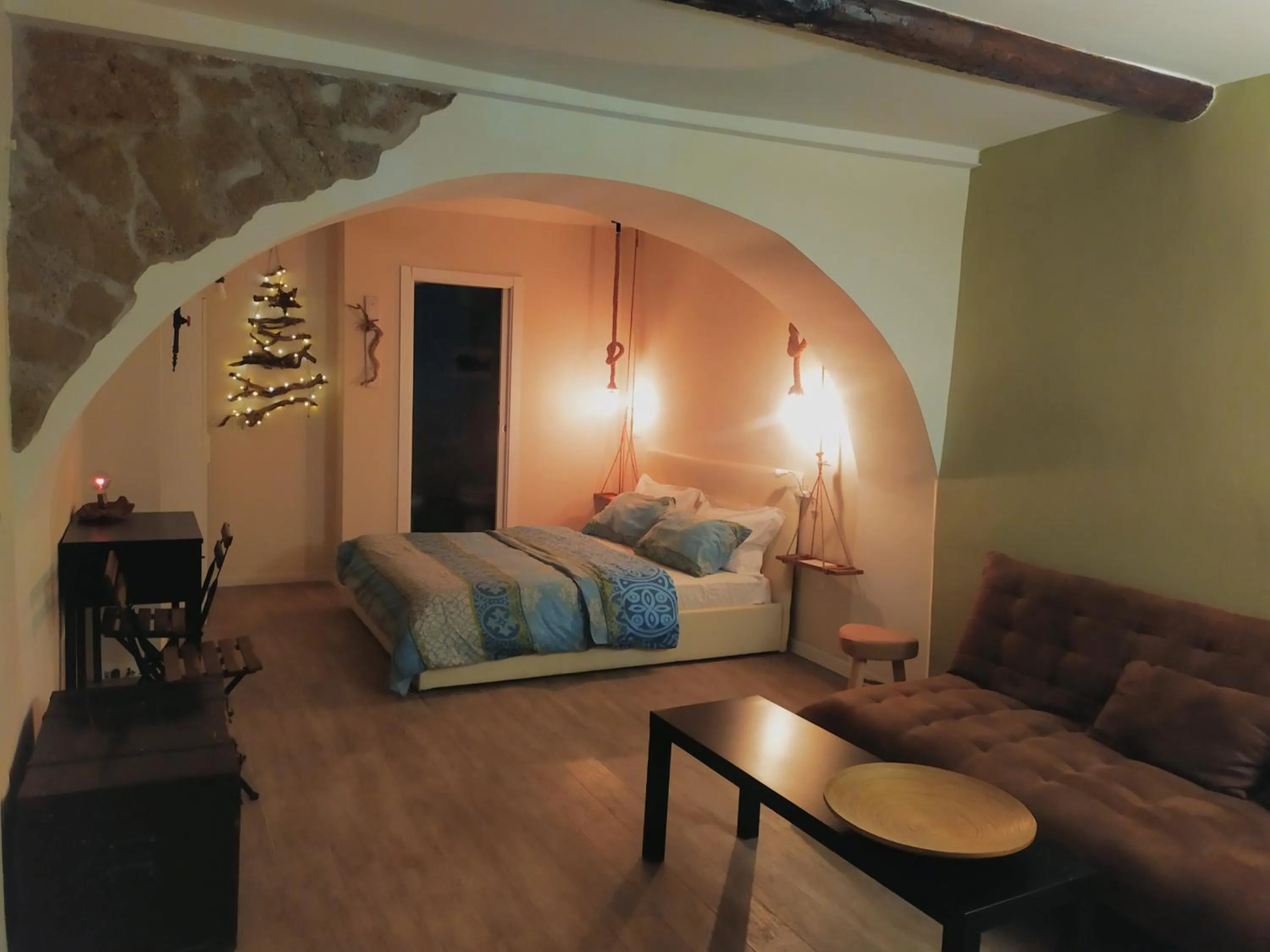 Photo of the whole room, Bed in La 'NZIRIA