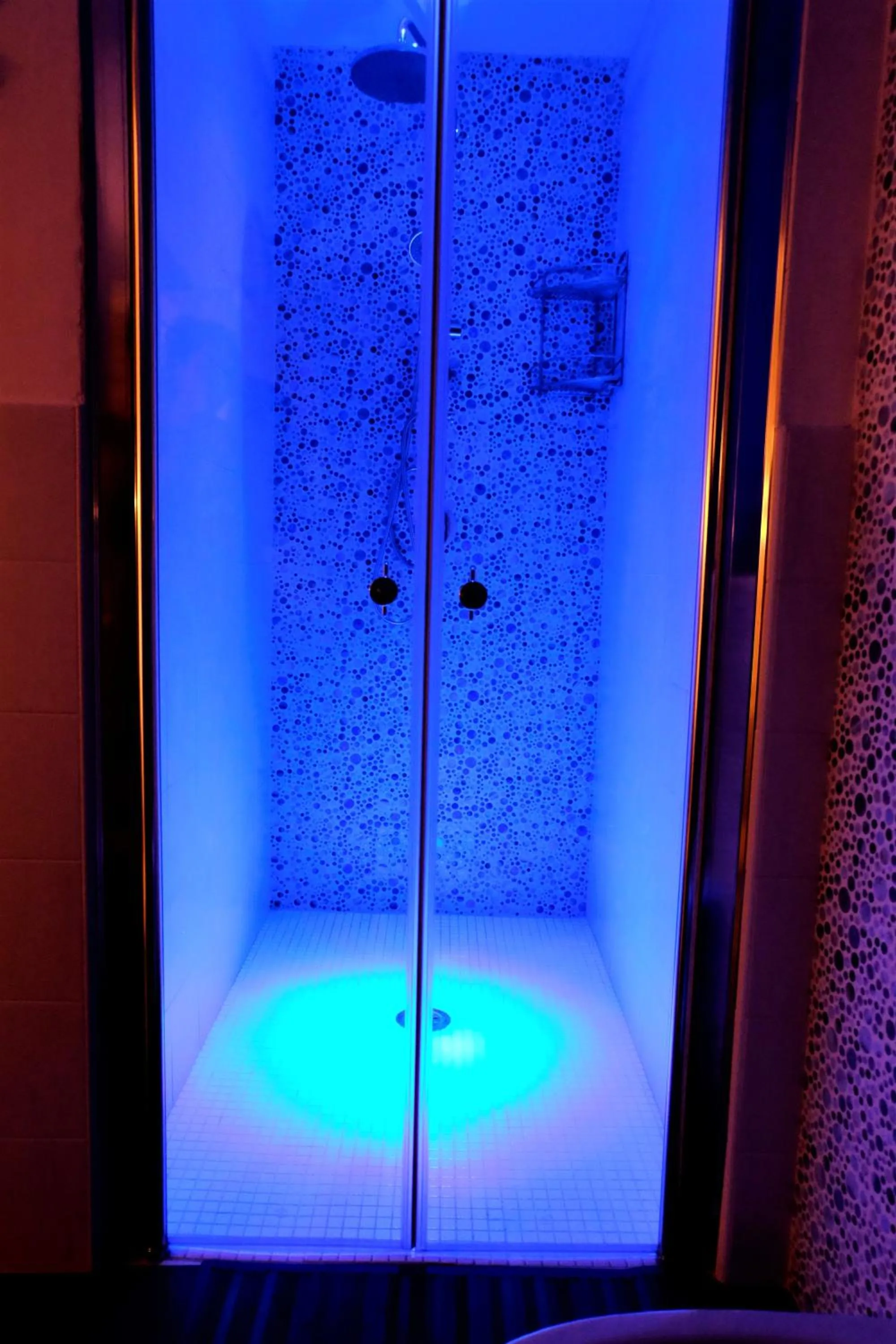 Shower in La 'NZIRIA