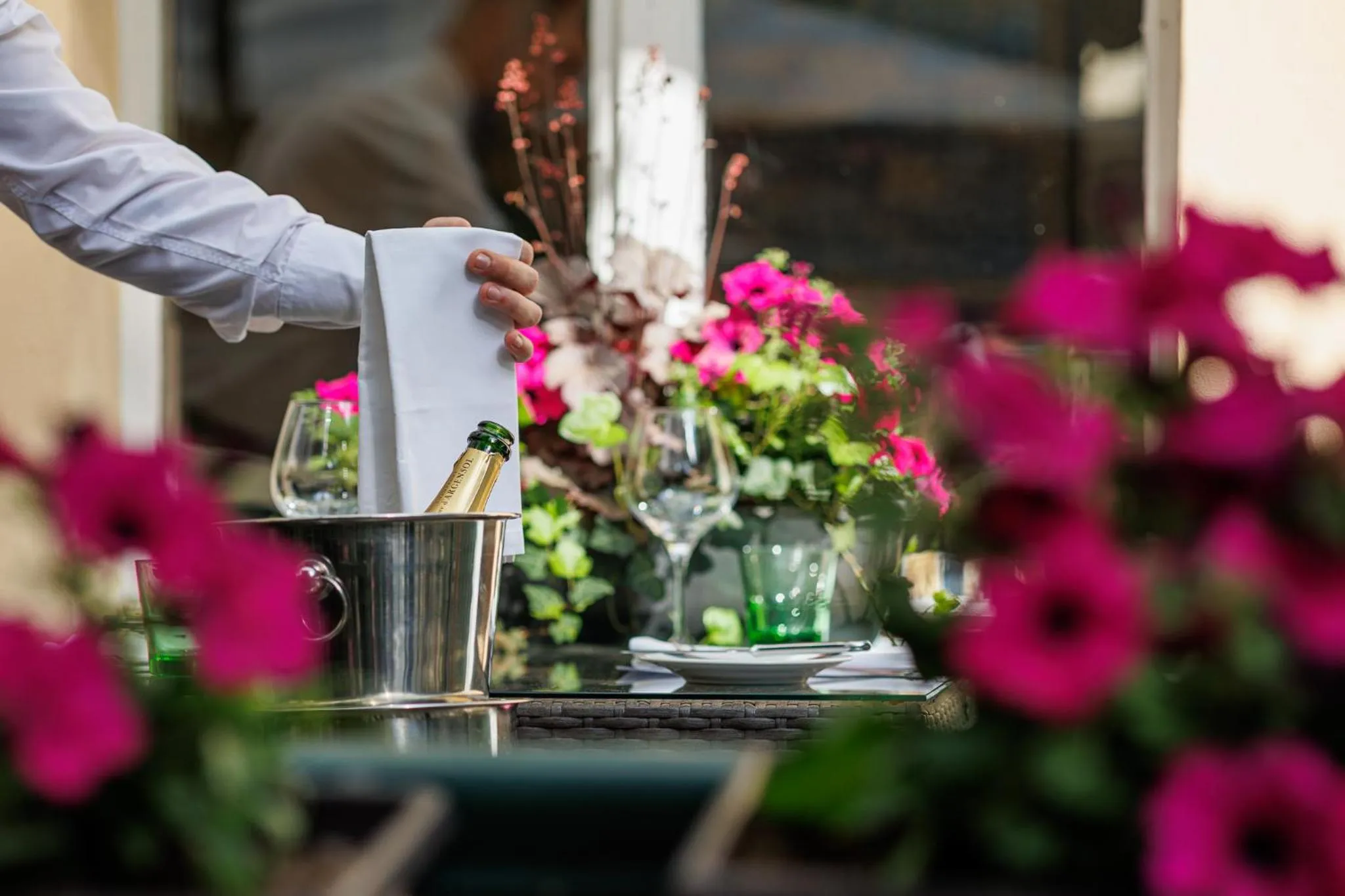 Restaurant/places to eat in Villa Basileia Riverside